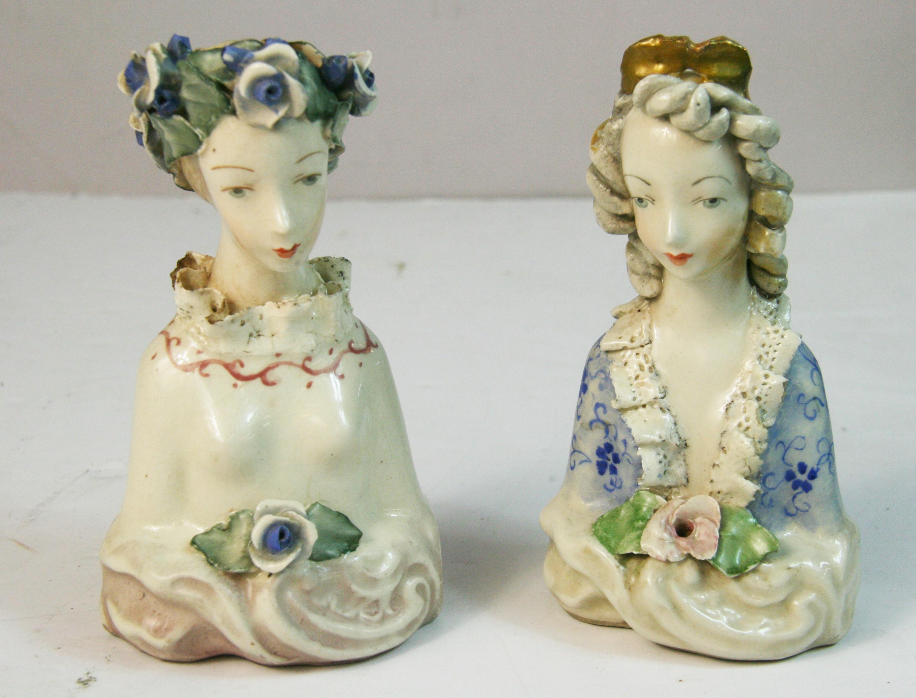 1859 Coppia di piccole sculture figurative femminili in ceramica inglese dipinte a mano