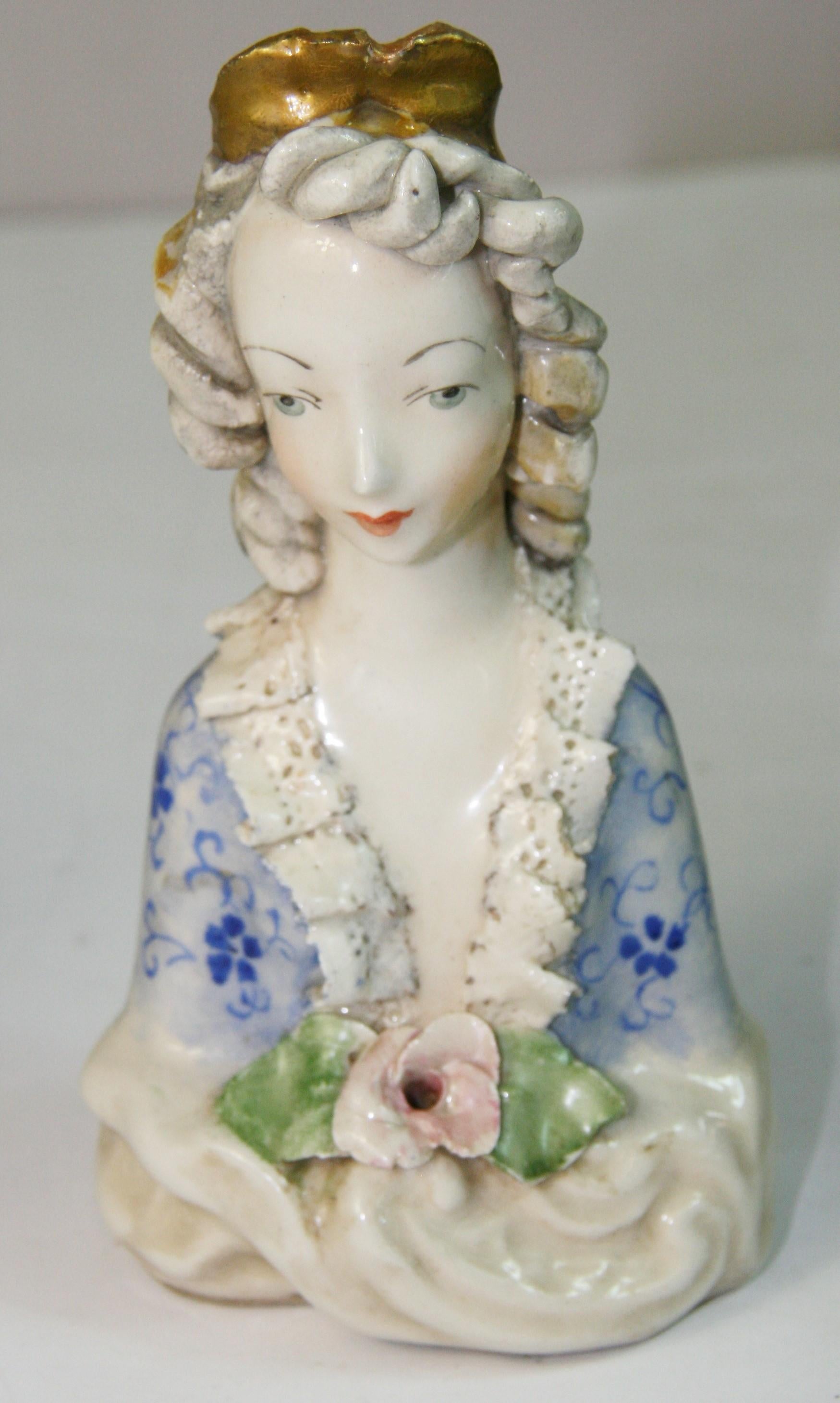 Dipinto a mano Coppia inglese di sculture femminili in ceramica dipinte a mano in vendita