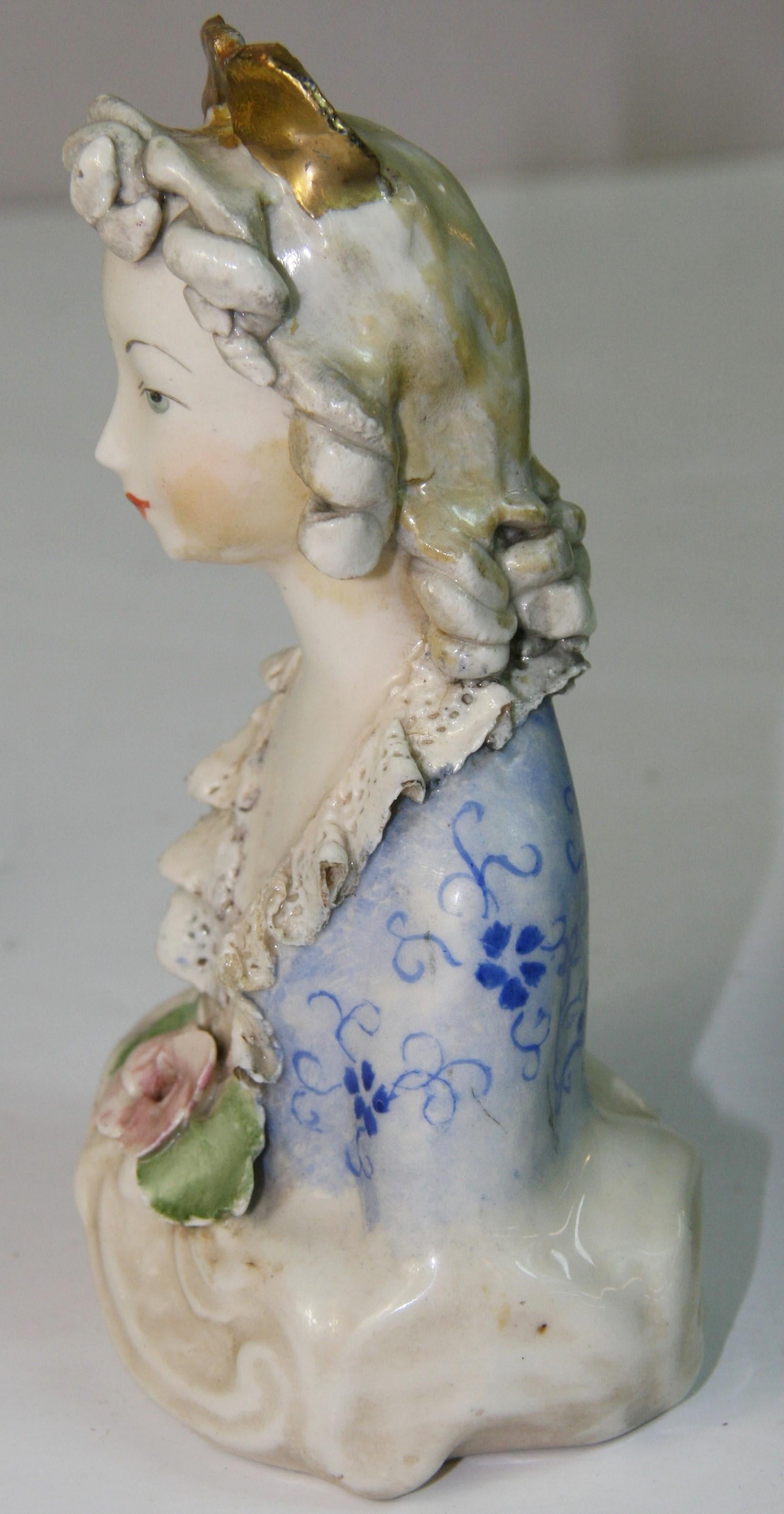 Coppia inglese di sculture femminili in ceramica dipinte a mano In condizioni buone in vendita a Douglas Manor, NY