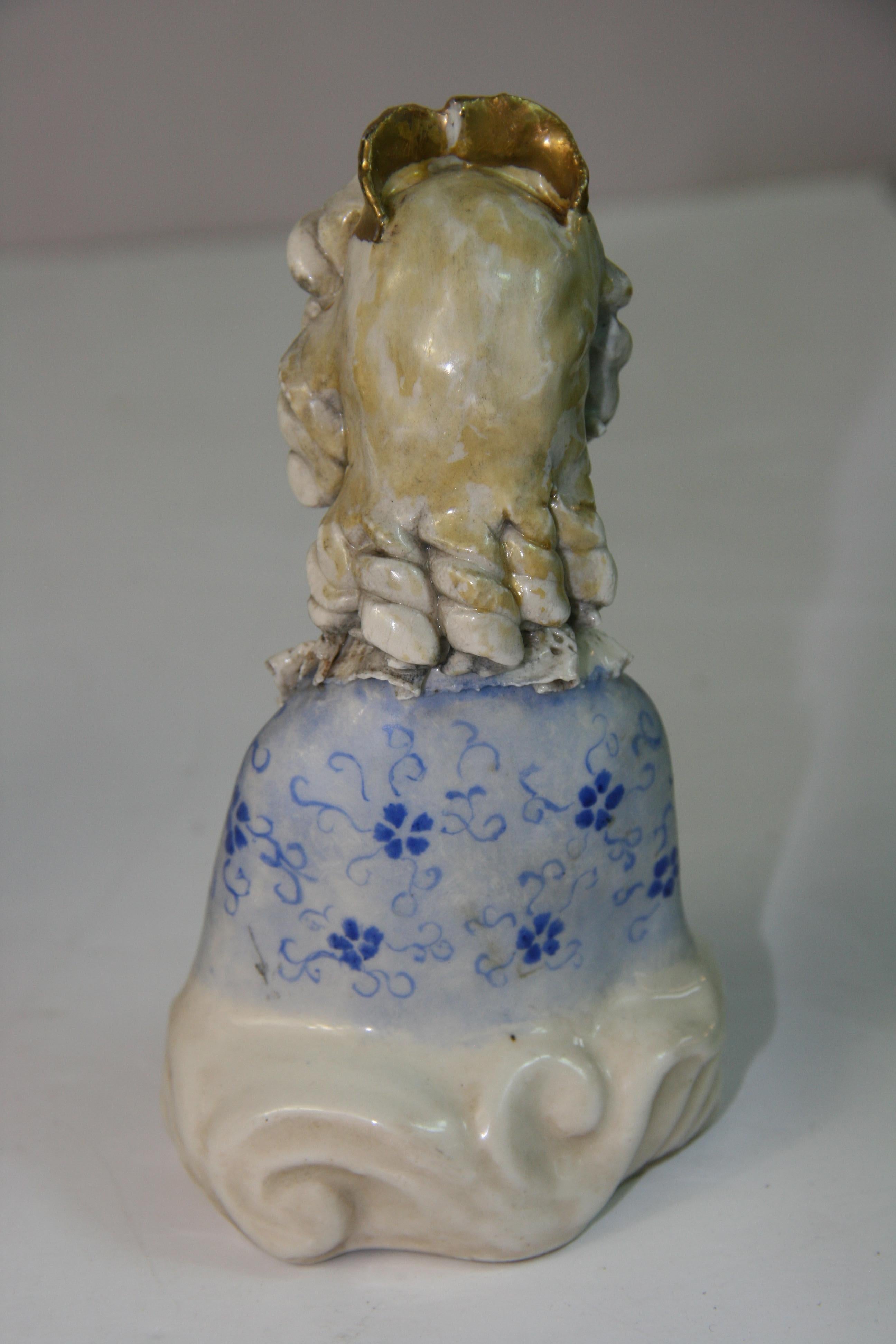 Metà XX secolo Coppia inglese di sculture femminili in ceramica dipinte a mano in vendita