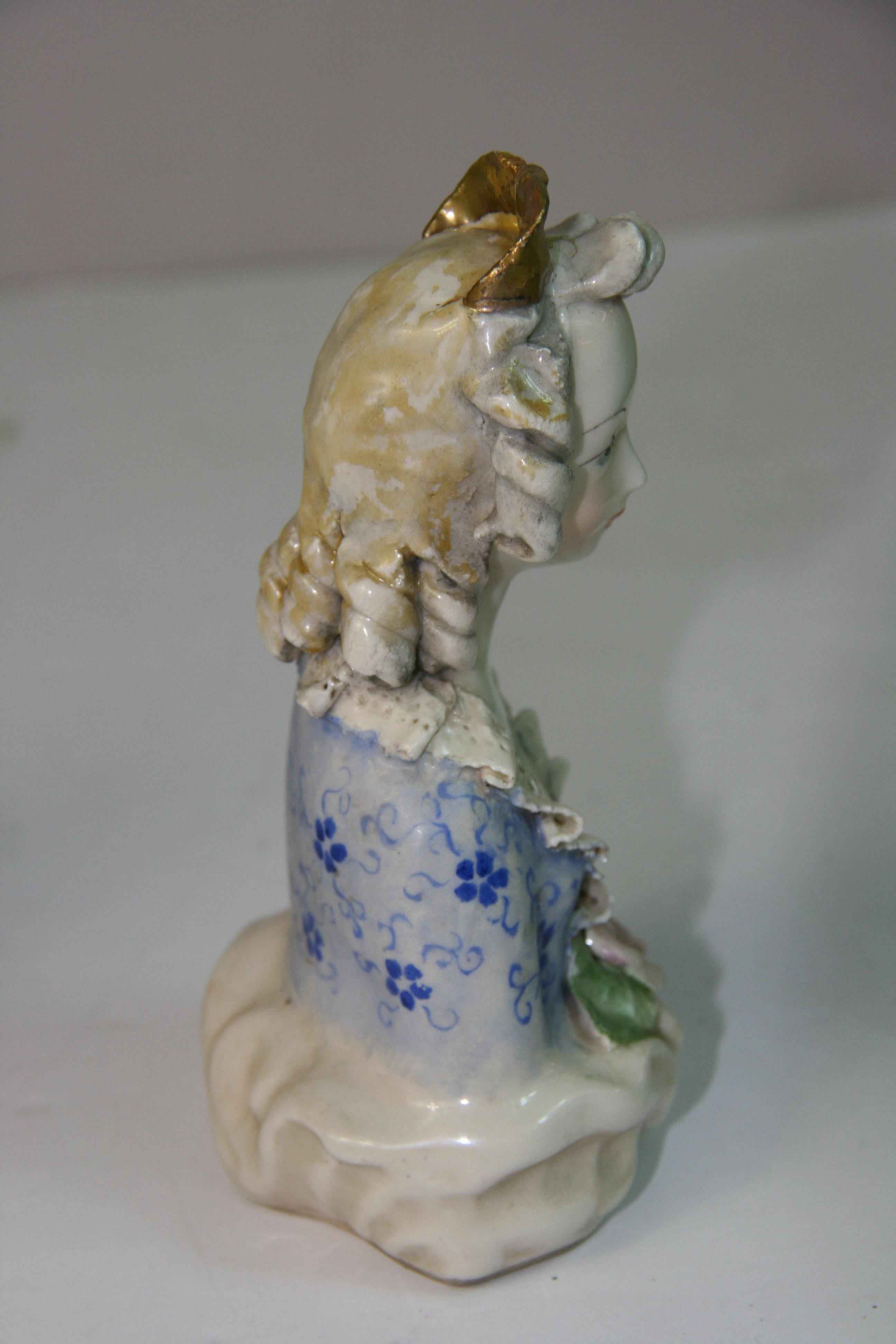 Ceramica Coppia inglese di sculture femminili in ceramica dipinte a mano in vendita