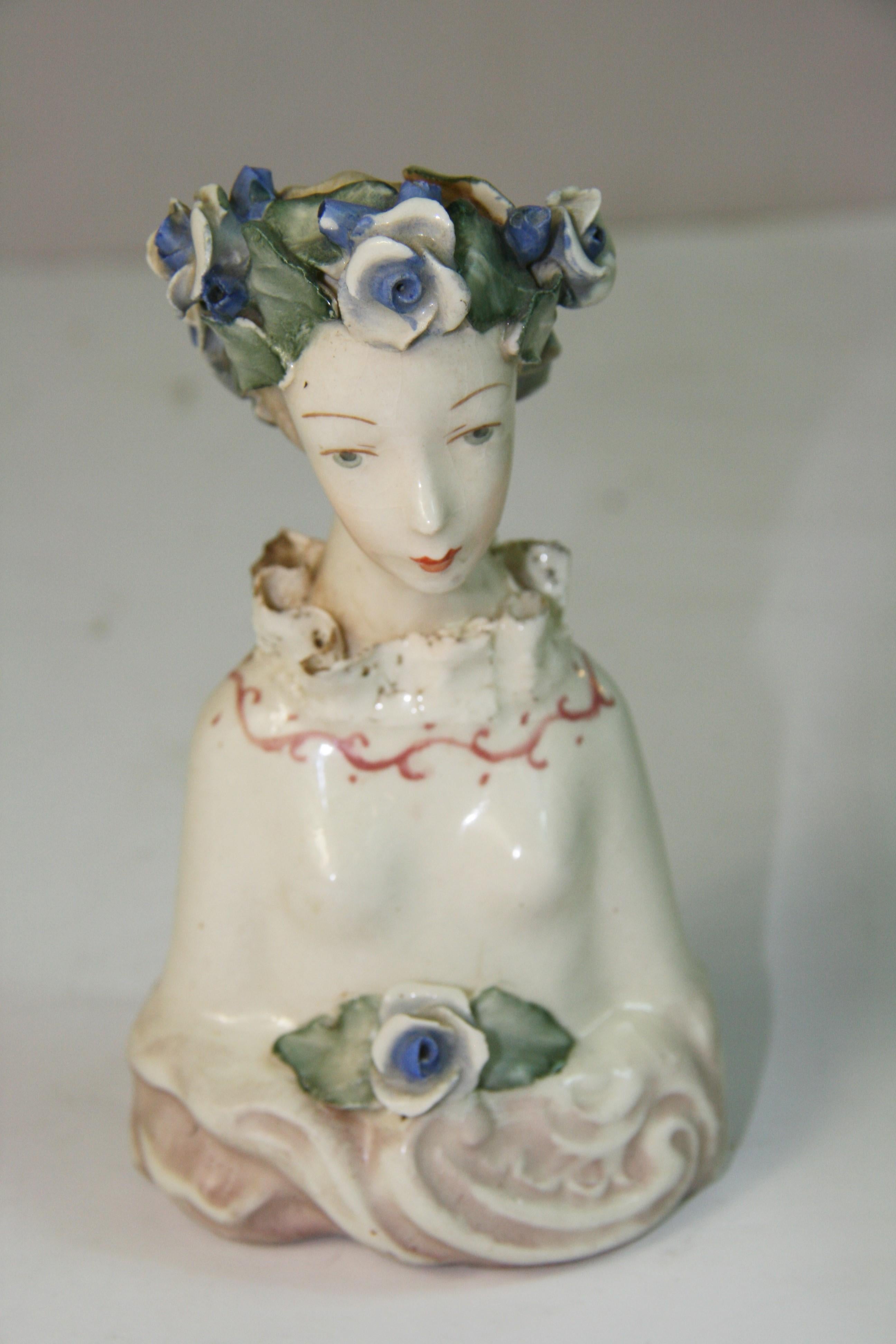Coppia inglese di sculture femminili in ceramica dipinte a mano in vendita 1