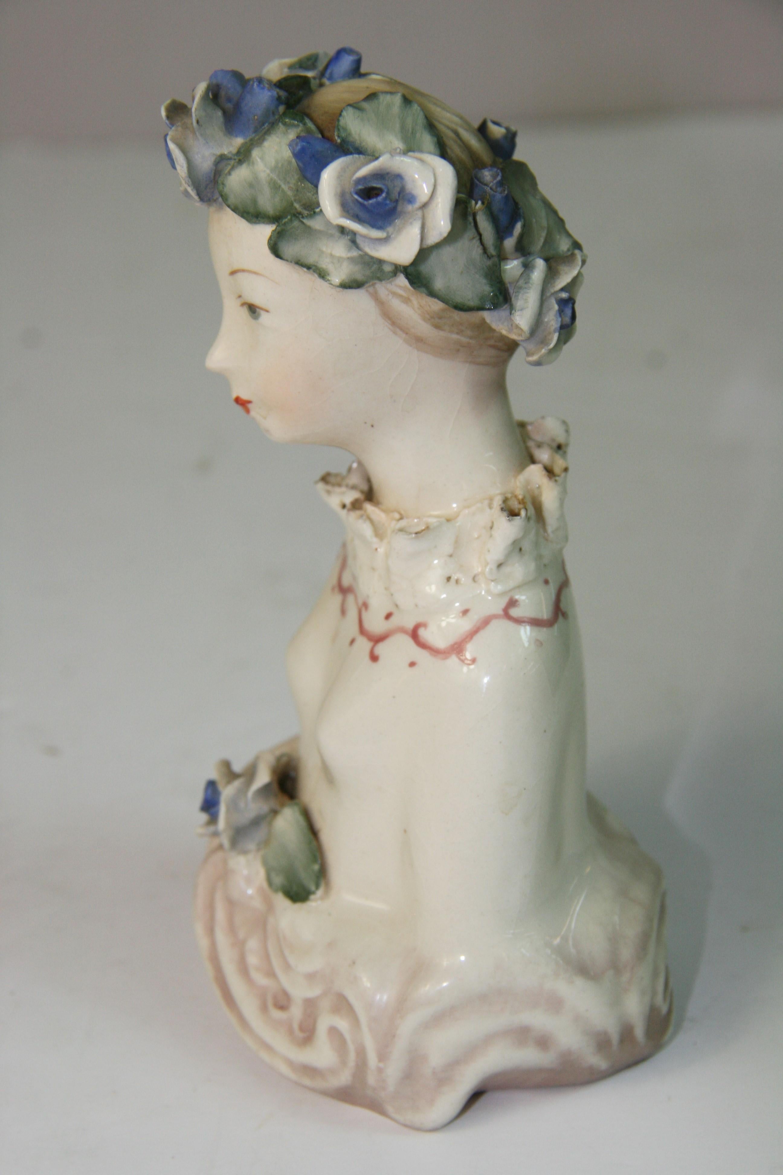 Coppia inglese di sculture femminili in ceramica dipinte a mano in vendita 2