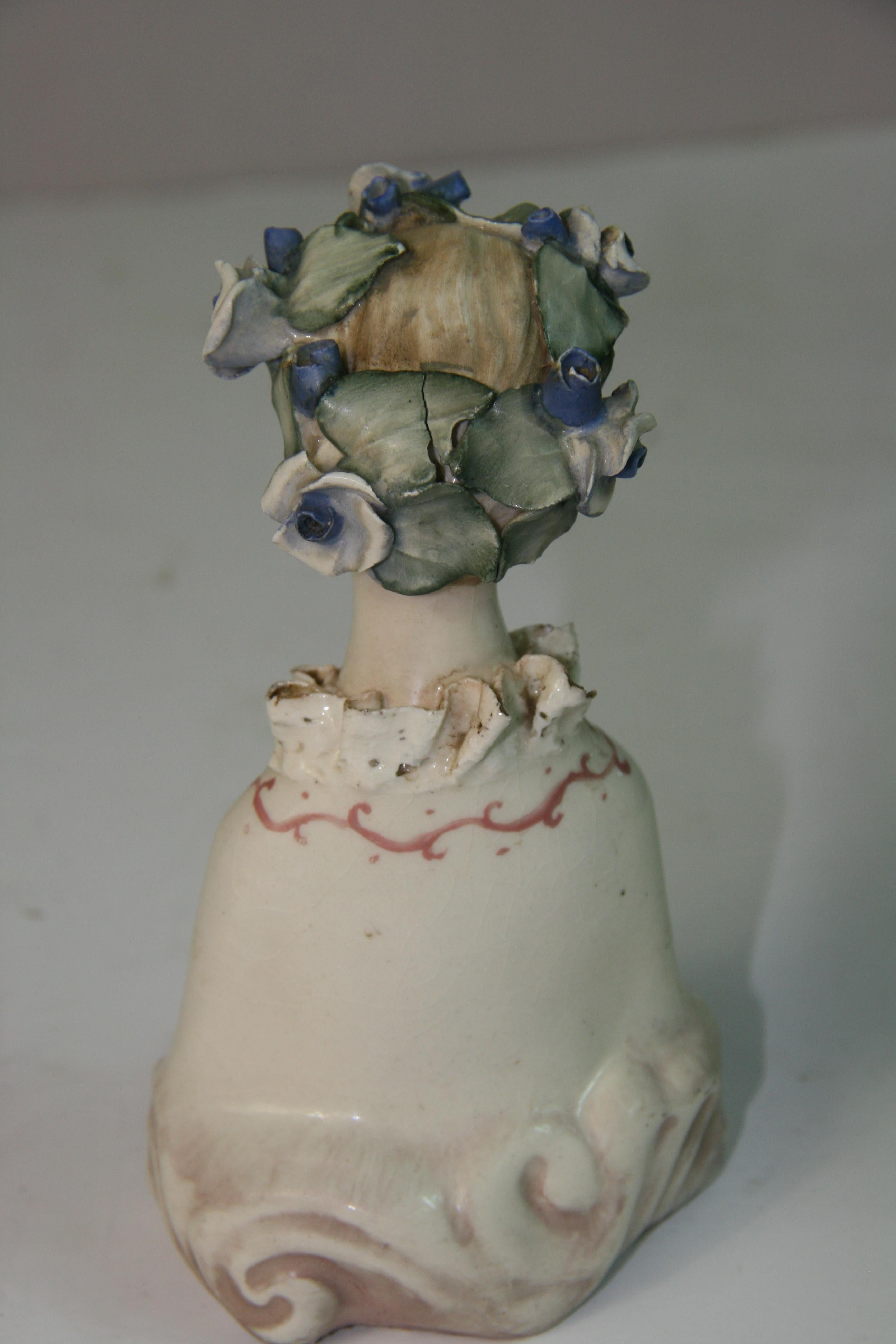 Coppia inglese di sculture femminili in ceramica dipinte a mano in vendita 3