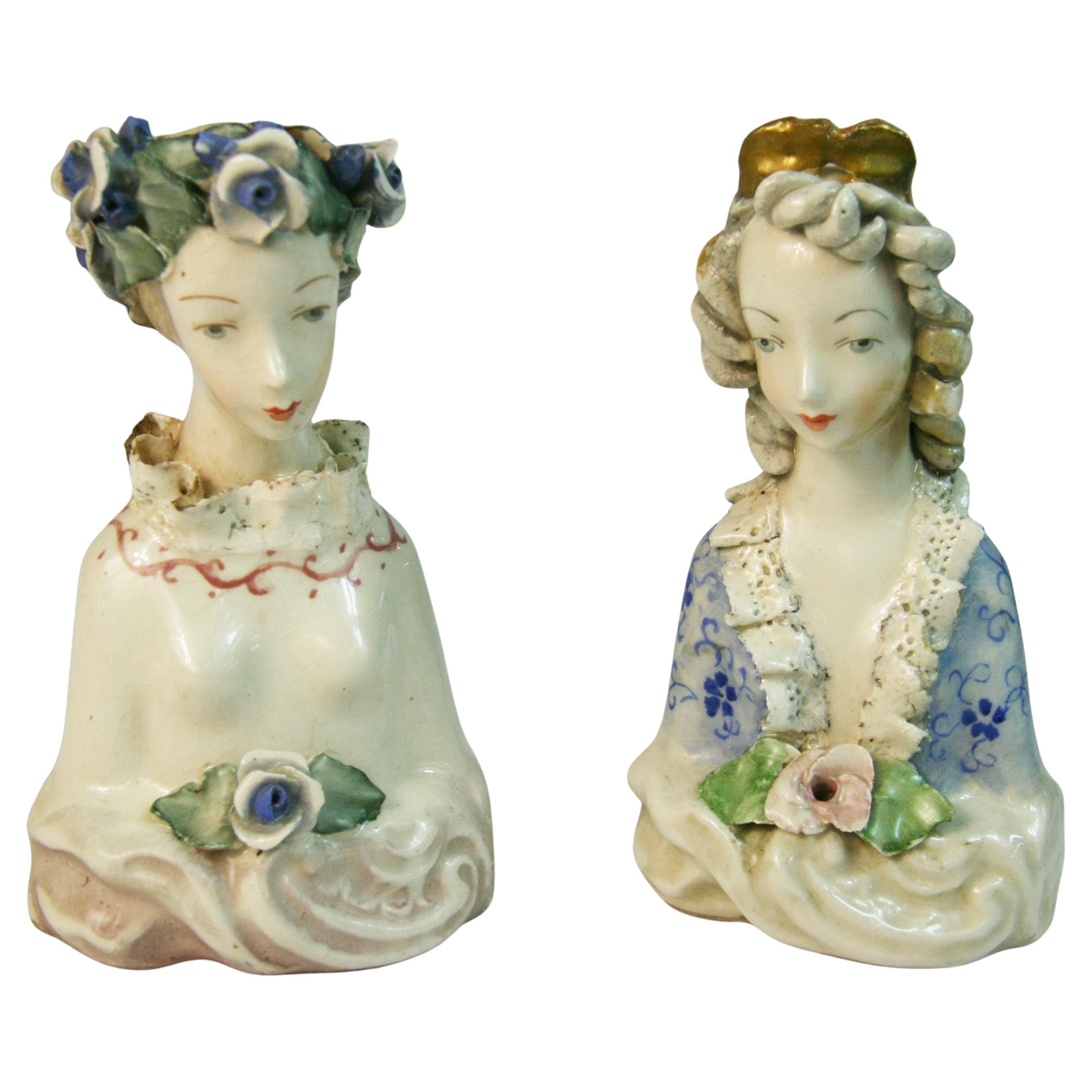 Coppia inglese di sculture femminili in ceramica dipinte a mano in vendita