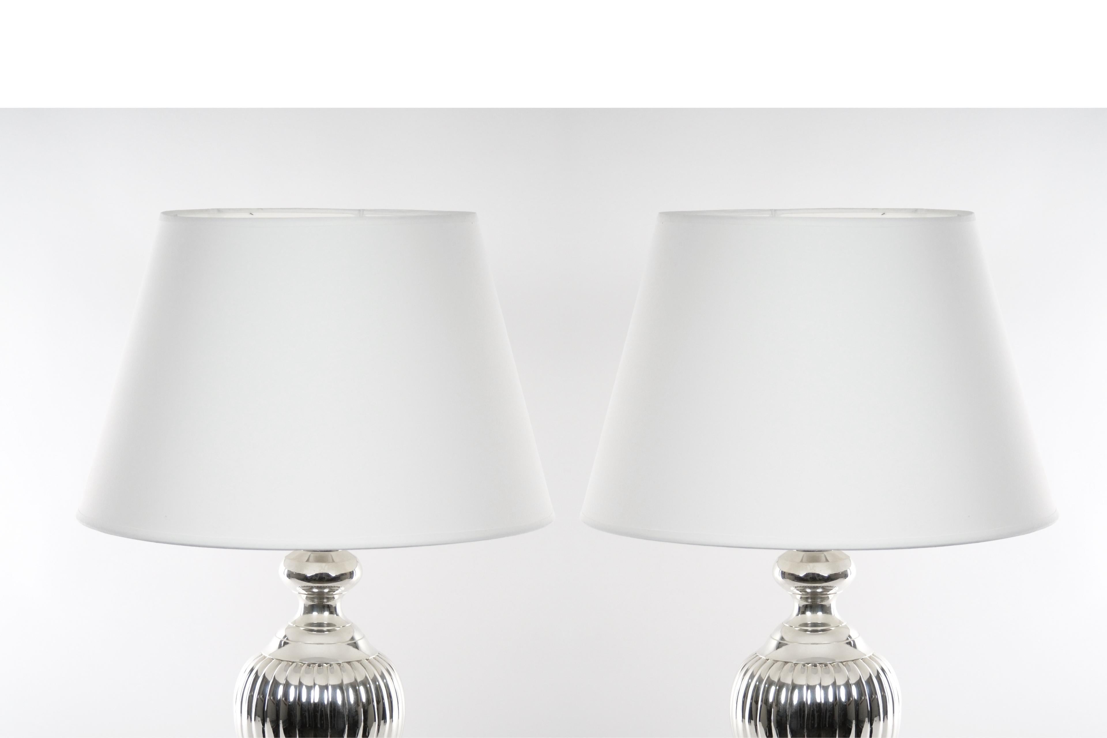 English Pair Mid-20th Century Silver Plate Table Lamp In Good Condition For Sale In Tarry Town, NY