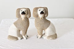 Englisches Paar weißer Staffordshire-Pudelhunde aus dem 19.