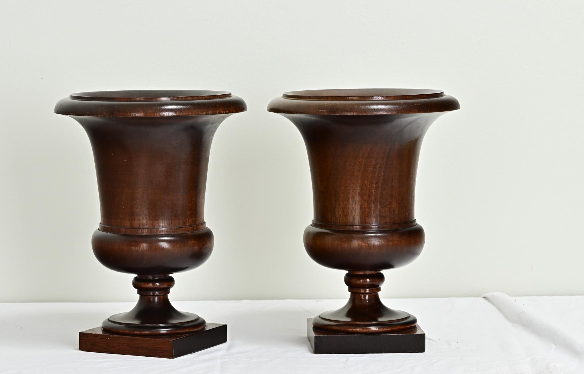 Other English Pair of 19th Century Walnut Urns For Sale