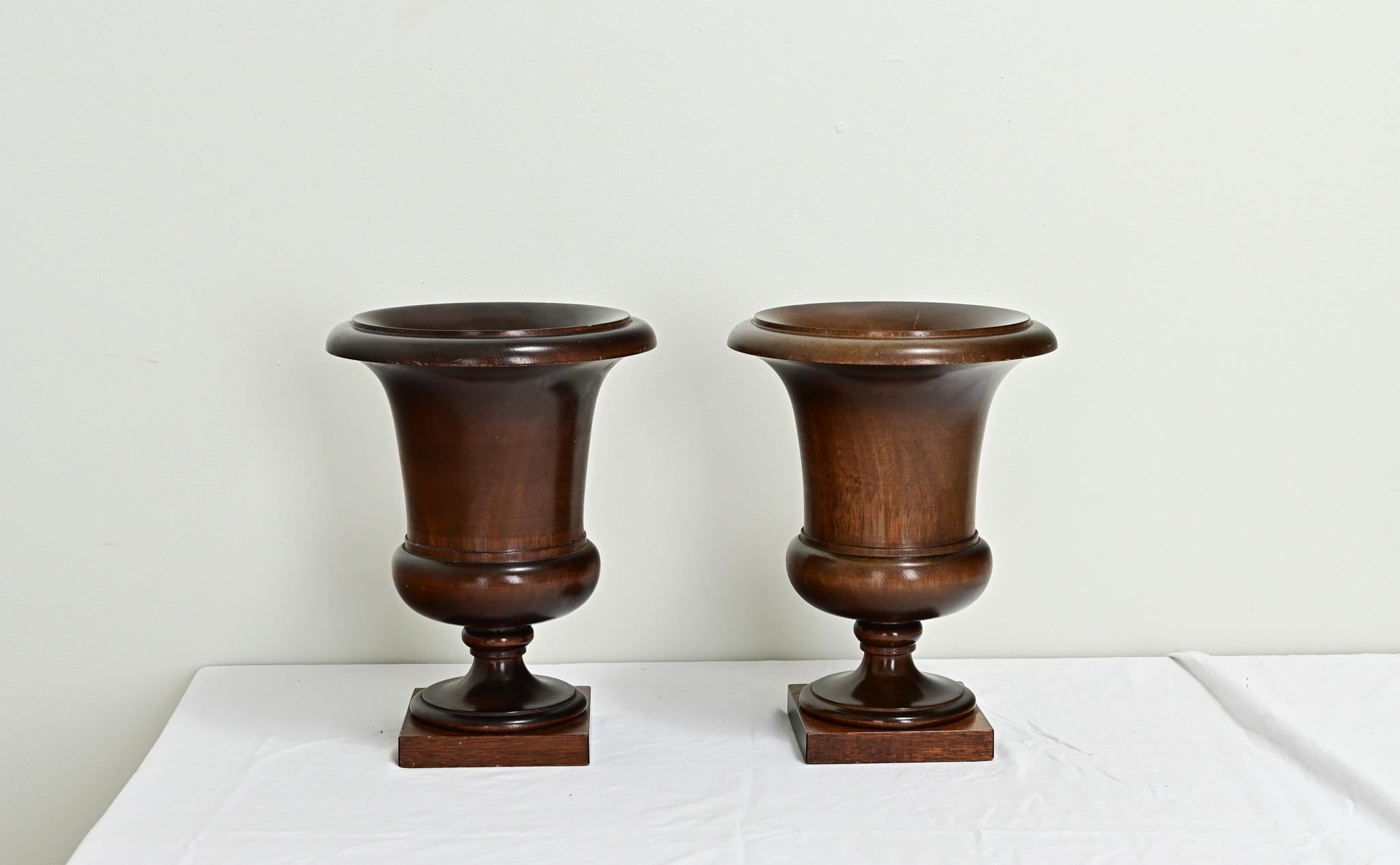 Hand-Crafted English Pair of 19th Century Walnut Urns For Sale