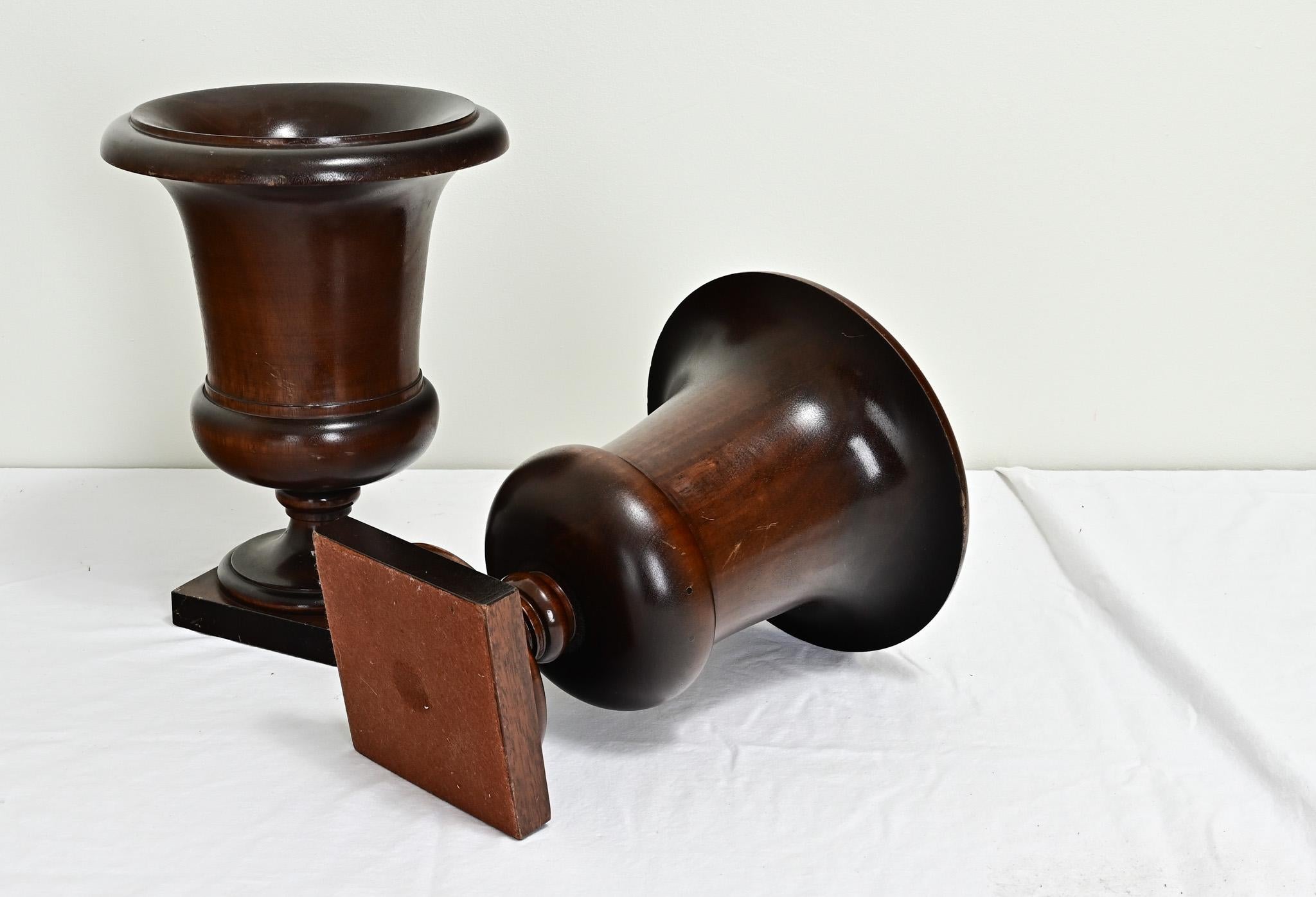 English Pair of 19th Century Walnut Urns In Good Condition For Sale In Baton Rouge, LA