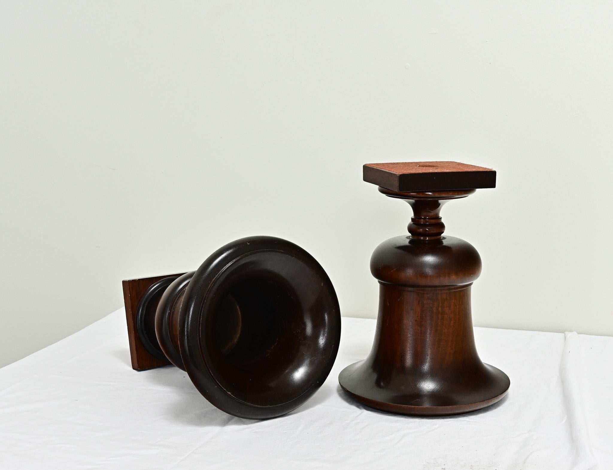 English Pair of 19th Century Walnut Urns For Sale 1