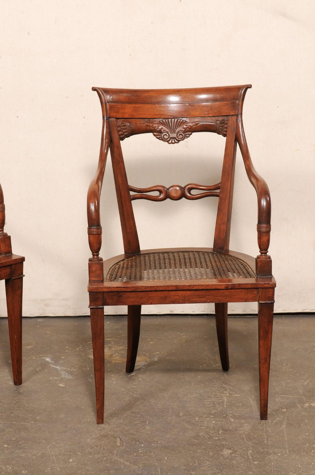 Paire de fauteuils en bois et cannage magnifiquement sculptés, fin C.I.C. Bon état - En vente à Atlanta, GA