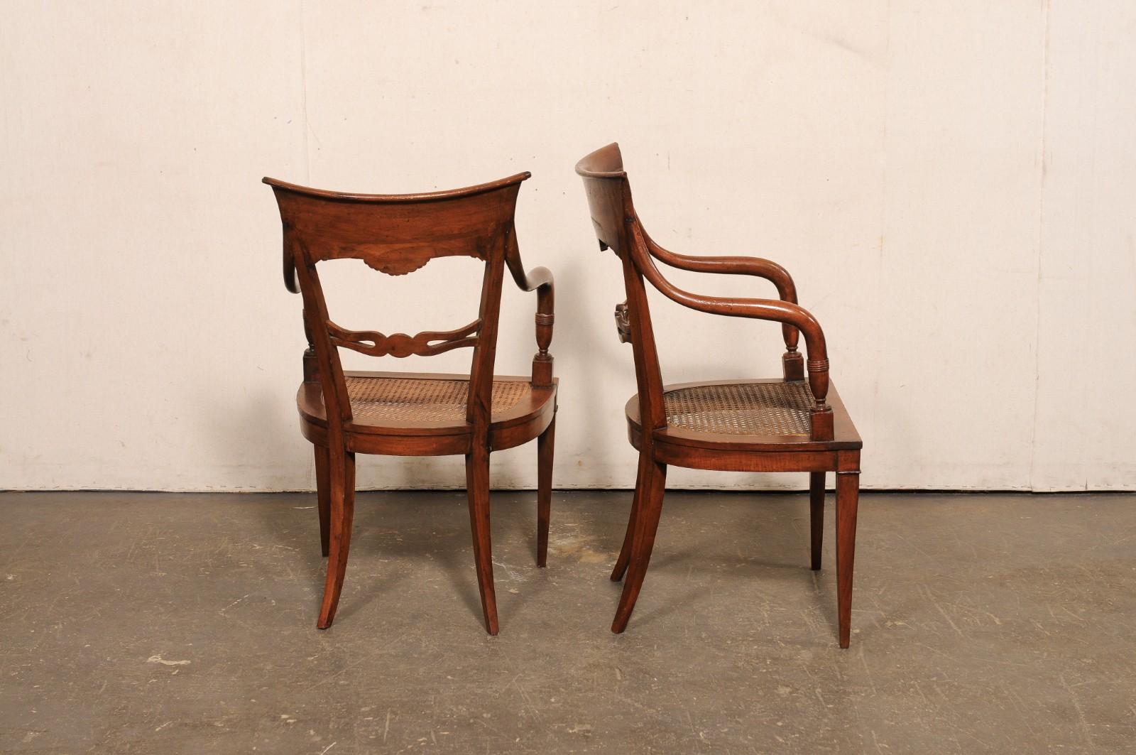 Paire de fauteuils en bois et cannage magnifiquement sculptés, fin C.I.C. en vente 2