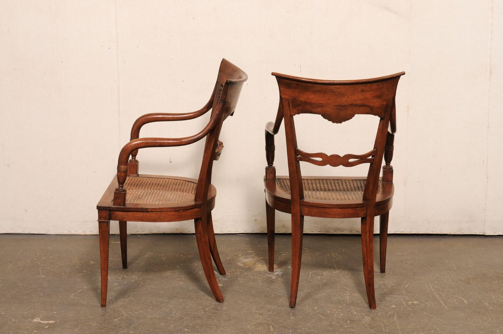 Paire de fauteuils en bois et cannage magnifiquement sculptés, fin C.I.C. en vente 3