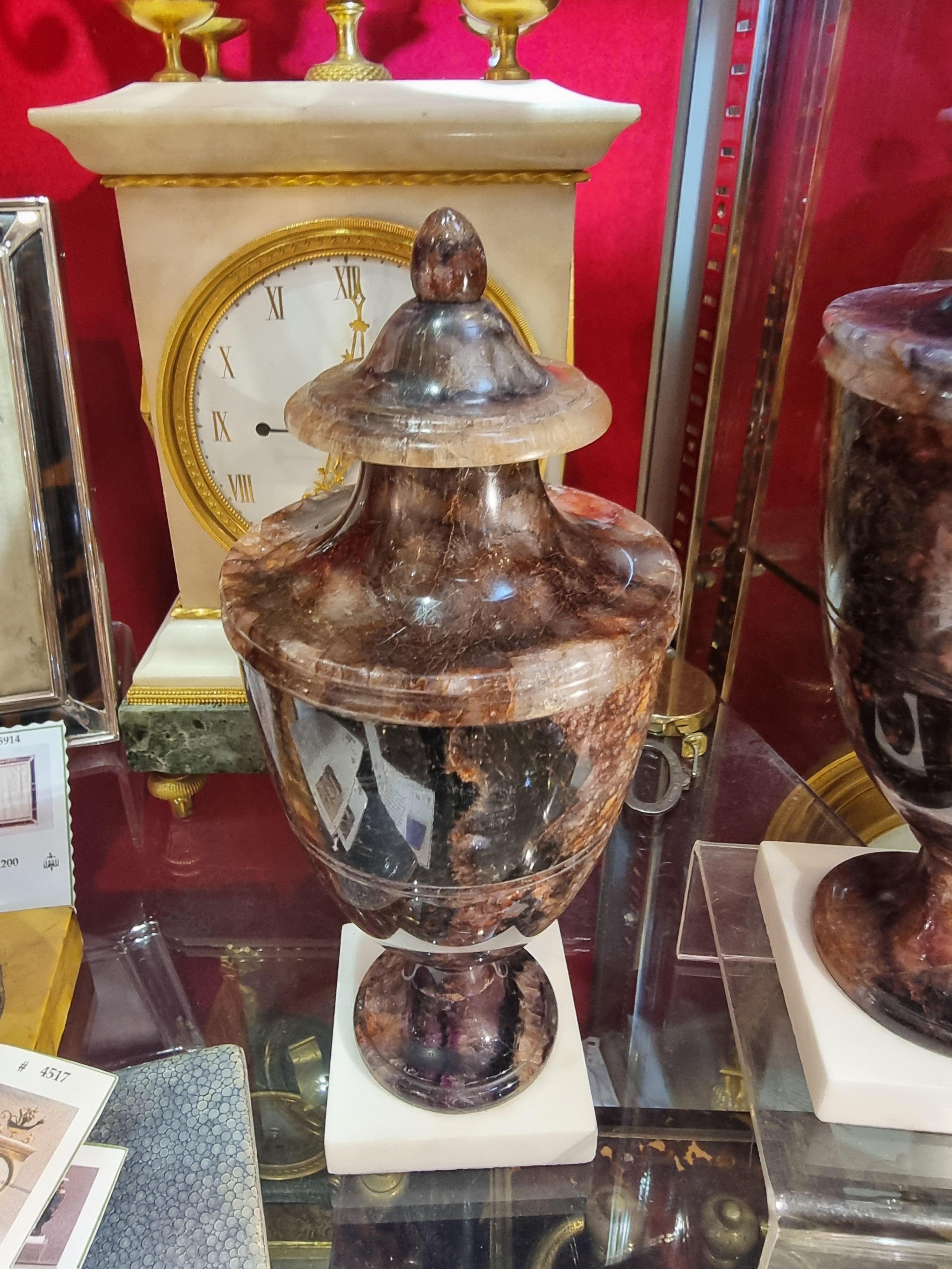 Inglese Coppia di urne inglesi in fleurospato blu john in vendita