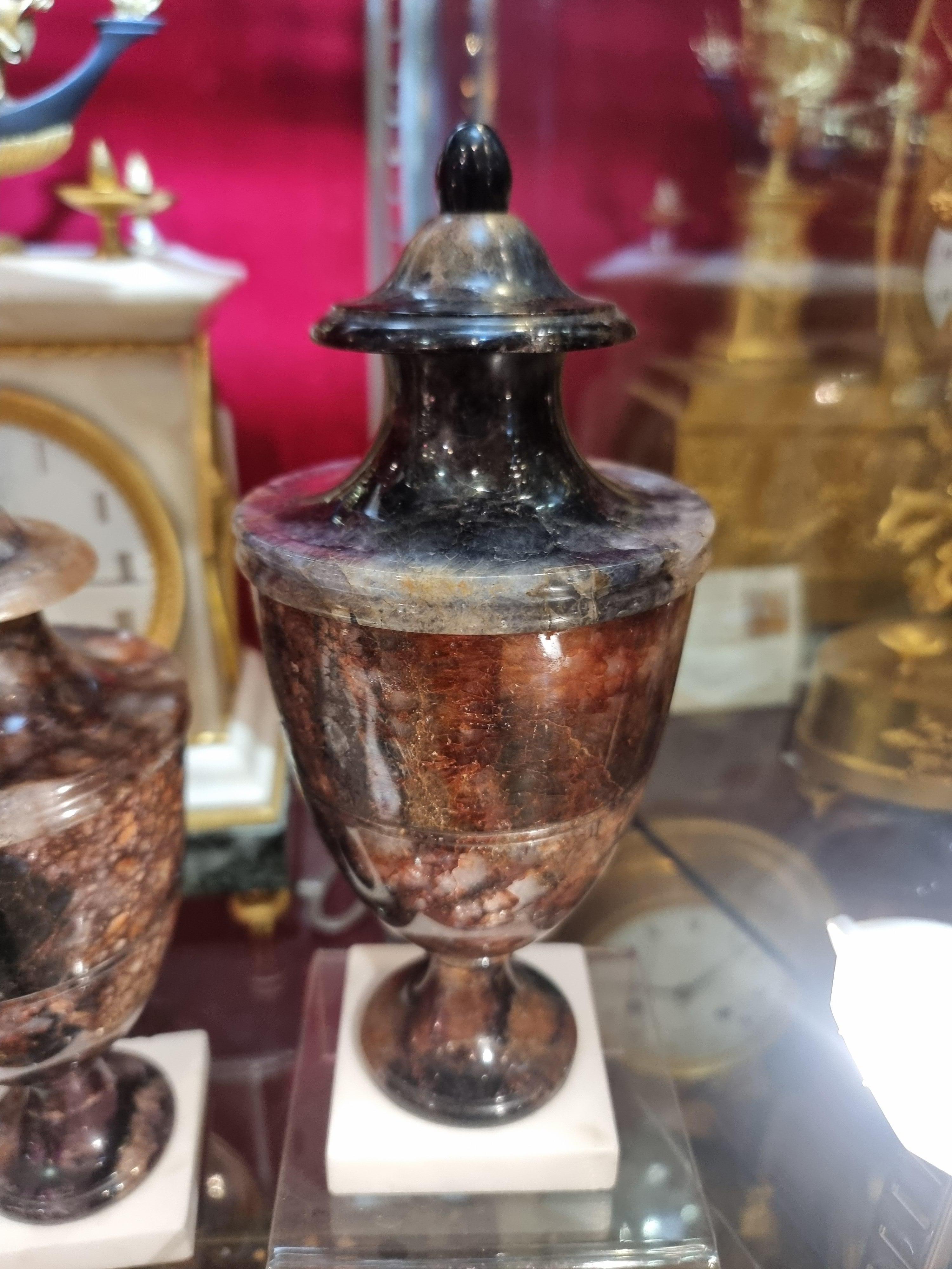 Coppia di urne inglesi in fleurospato blu john In condizioni buone in vendita a London, GB