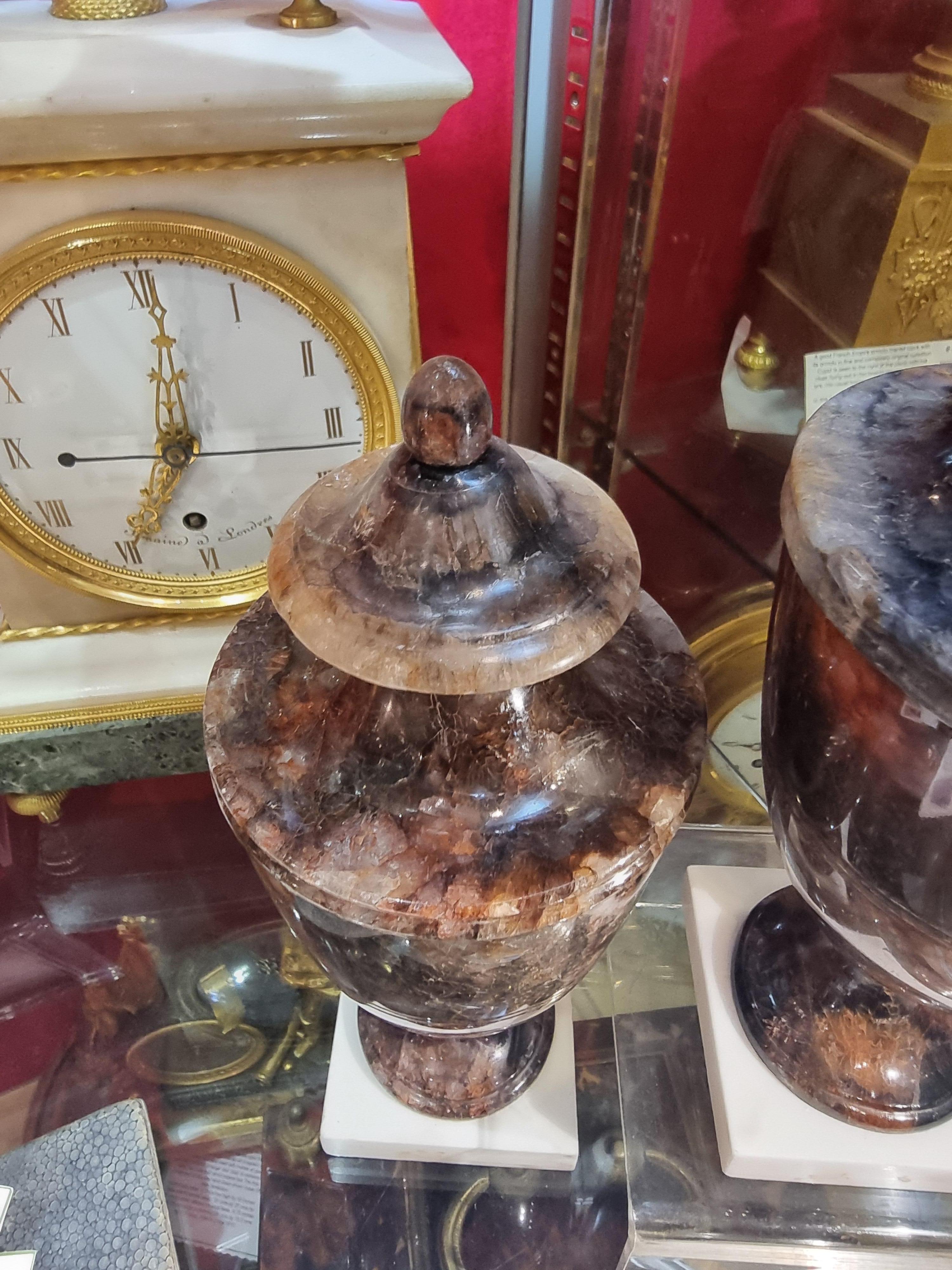 XIX secolo Coppia di urne inglesi in fleurospato blu john in vendita