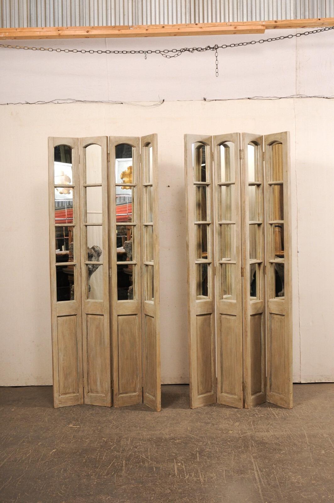 Pareja inglesa de biombos altos de madera con paneles de espejo de principios del siglo XX en venta 5