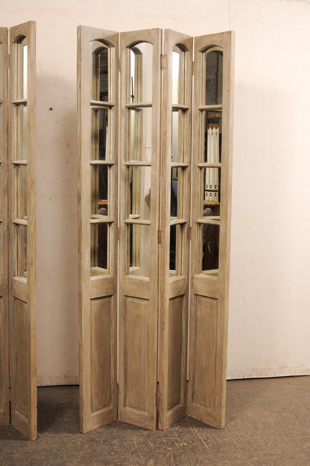 Pareja inglesa de biombos altos de madera con paneles de espejo de principios del siglo XX en venta 6