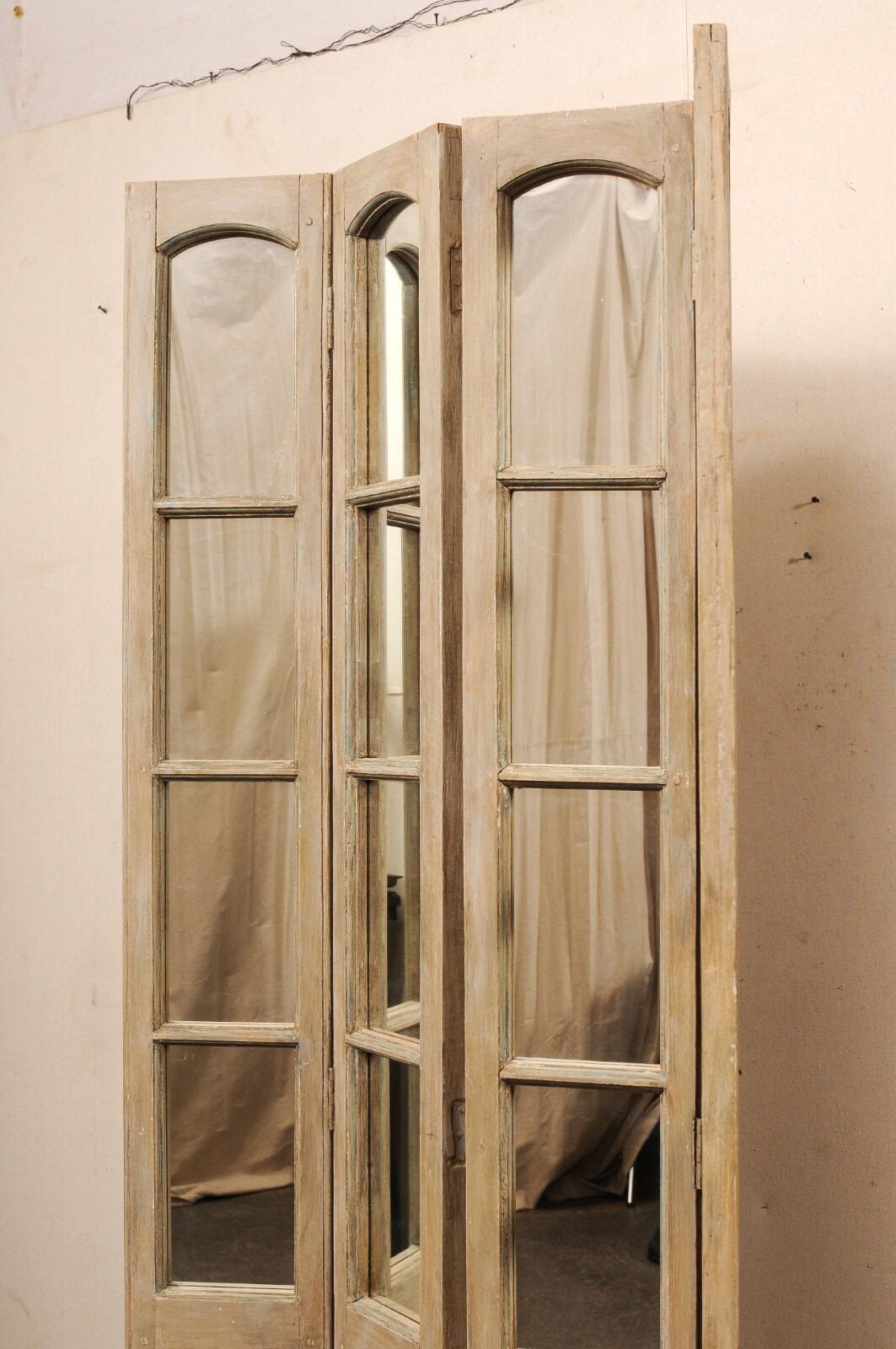 Pareja inglesa de biombos altos de madera con paneles de espejo de principios del siglo XX en venta 4