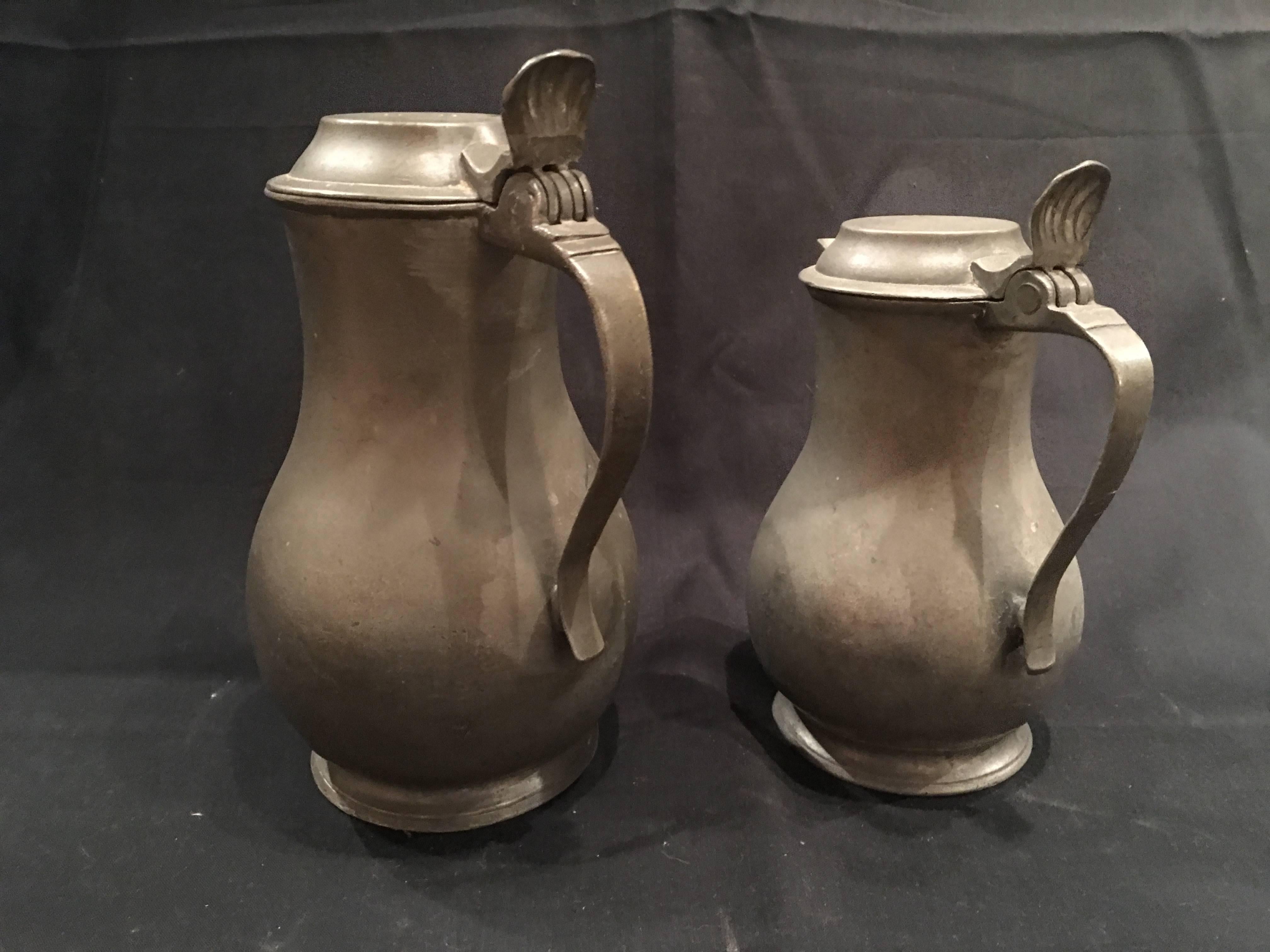 English Pair of Lidded Pewter Jugs or Tankards with Handles, 19th Century In Good Condition For Sale In Savannah, GA