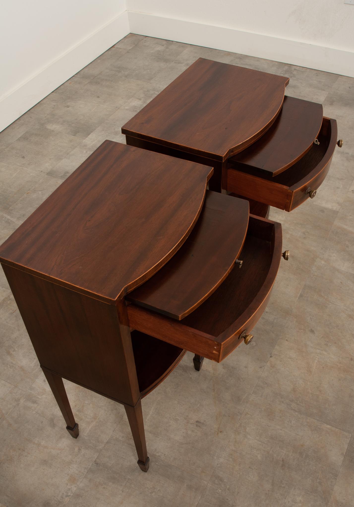 Hand-Crafted English Pair of Mahogany Bedside Tables
