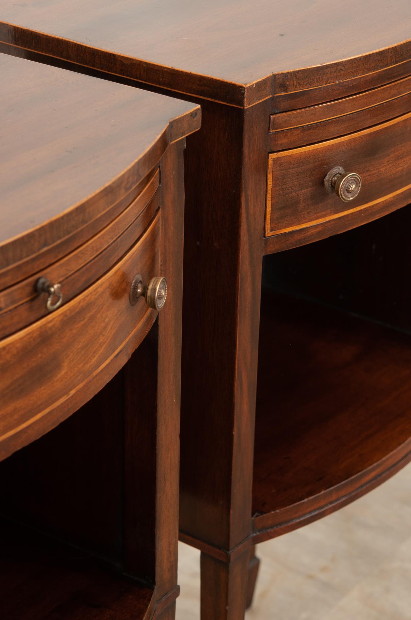 English Pair of Mahogany Bedside Tables In Good Condition In Baton Rouge, LA
