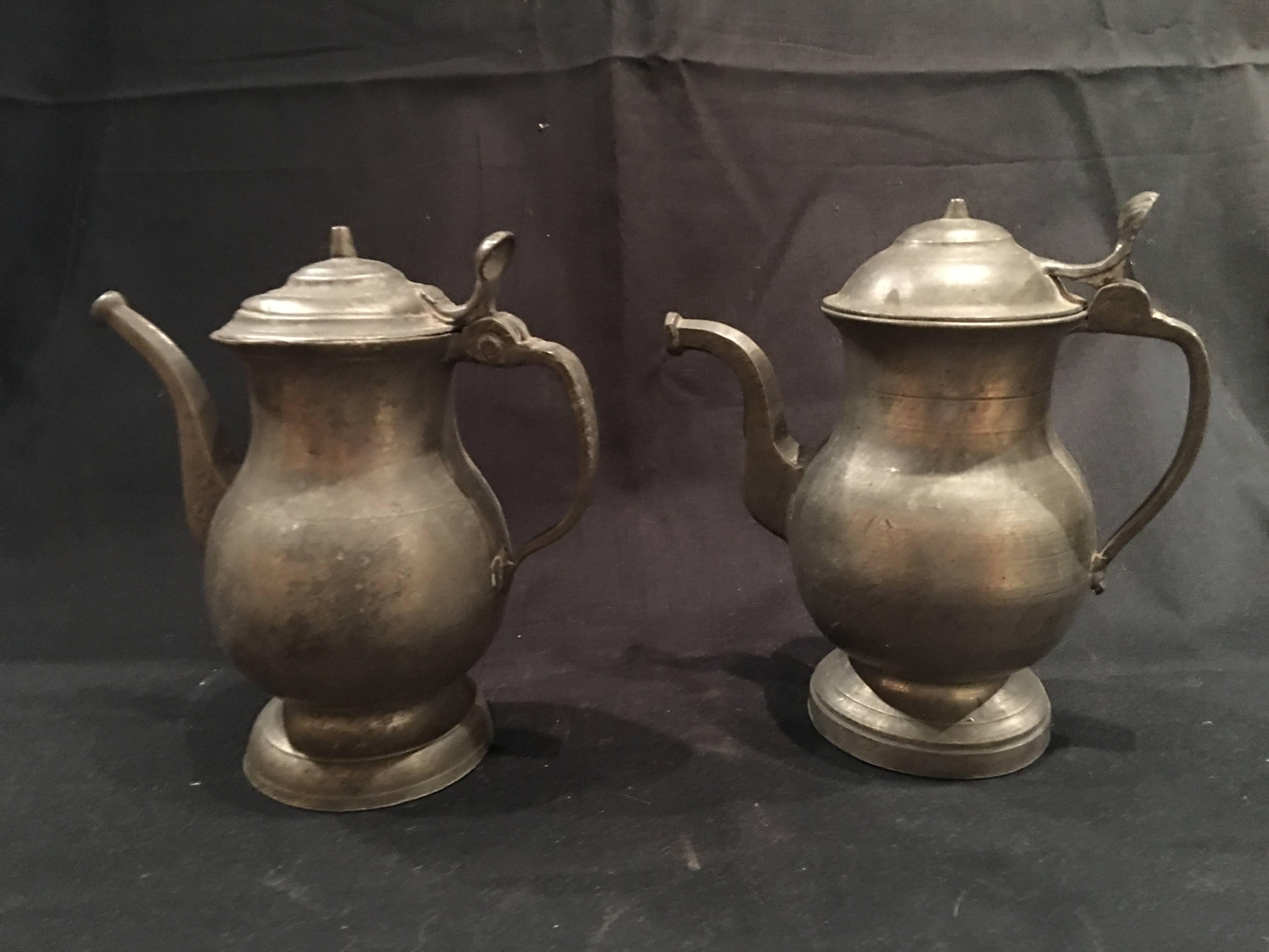 Englisches Paar Kaffeekannen aus Zinn, 19. Jahrhundert.