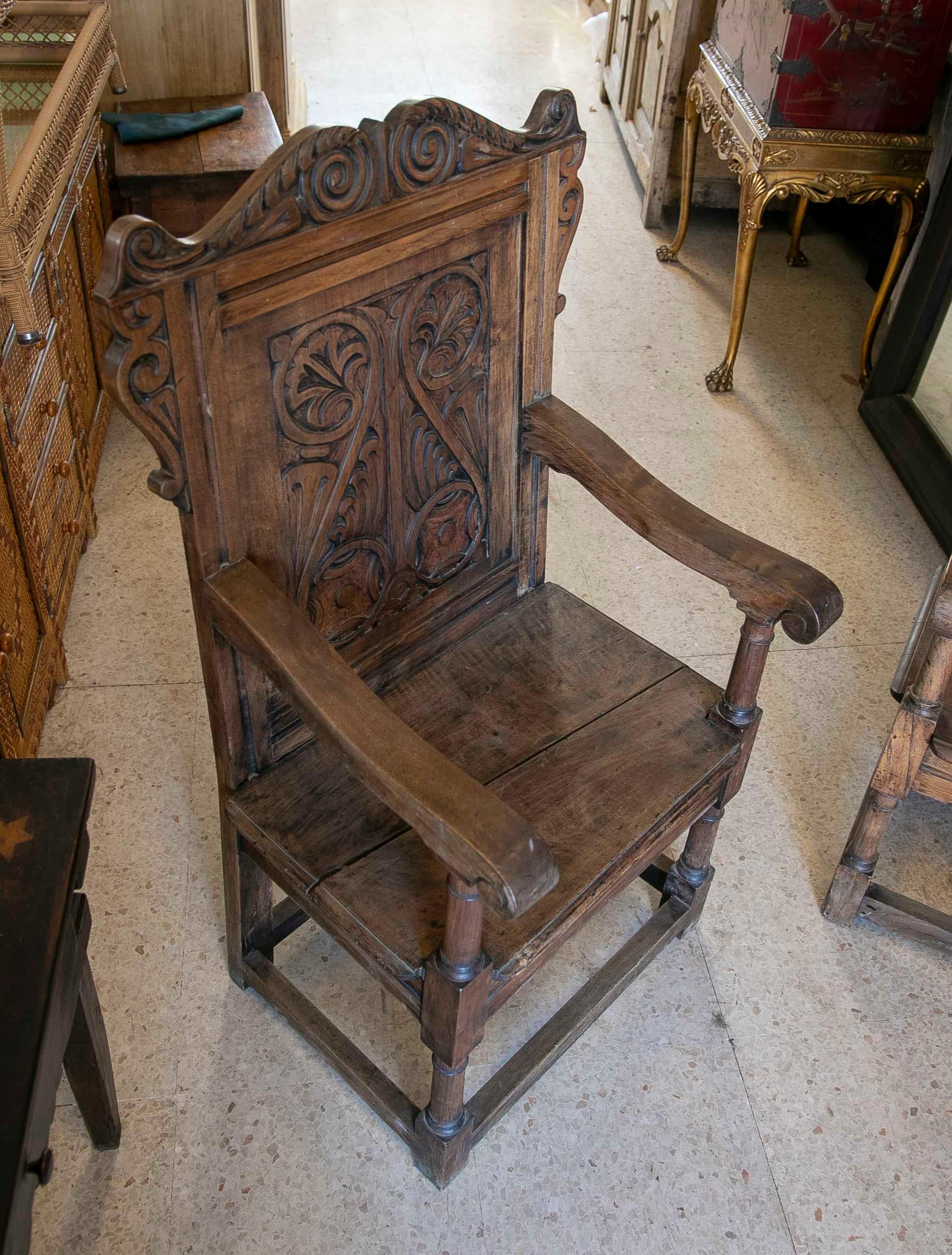 Paire de fauteuils anglais en bois avec décor végétal sculpté en vente 11