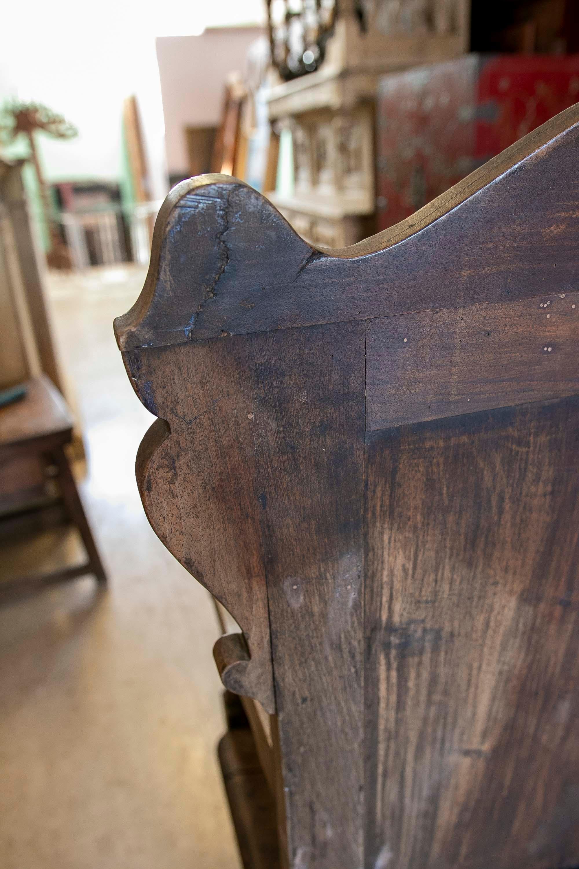 Paire de fauteuils anglais en bois avec décor végétal sculpté en vente 13