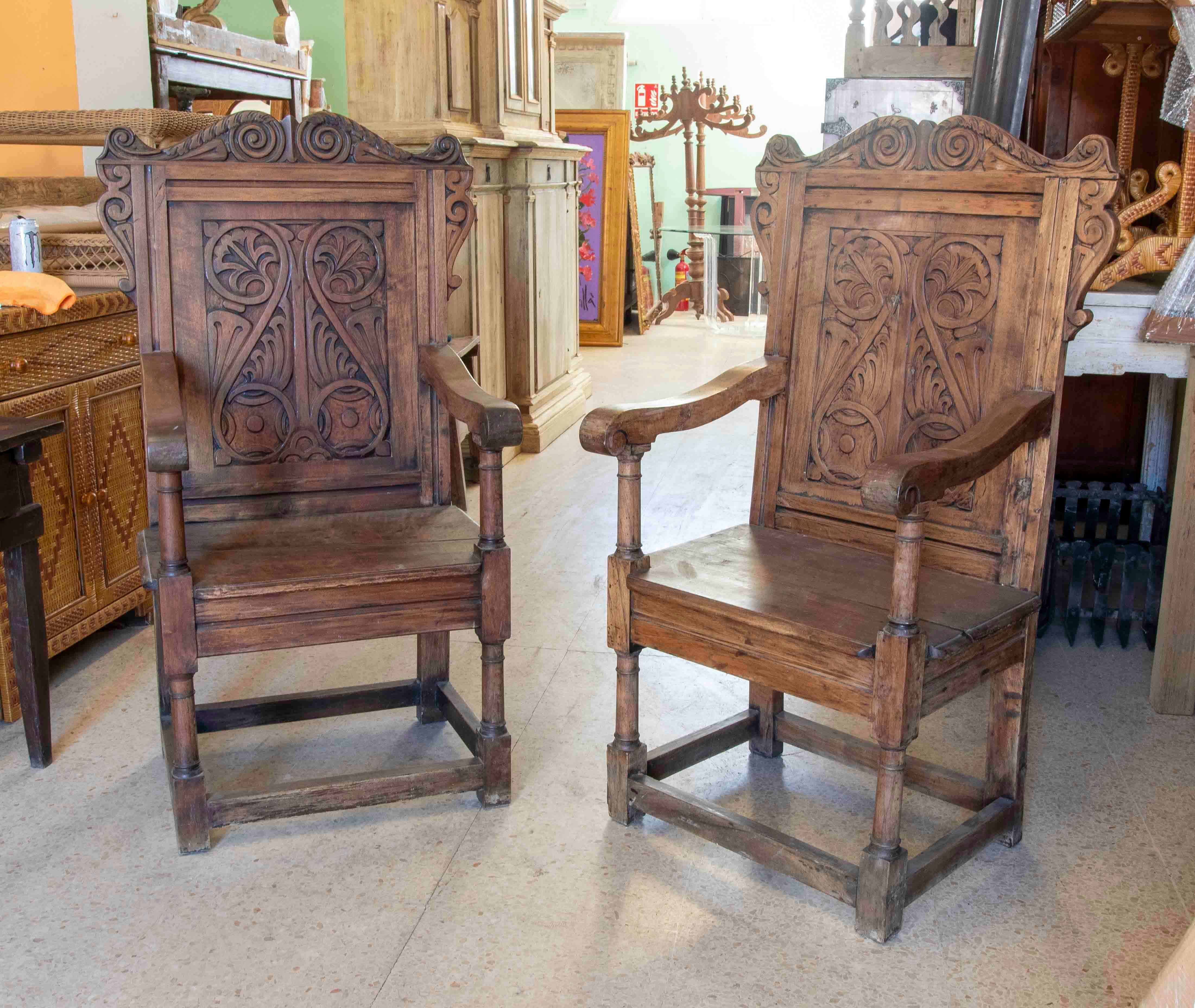English Pair of Wooden Armchairs with Carved Vegetable Decoration In Good Condition For Sale In Marbella, ES