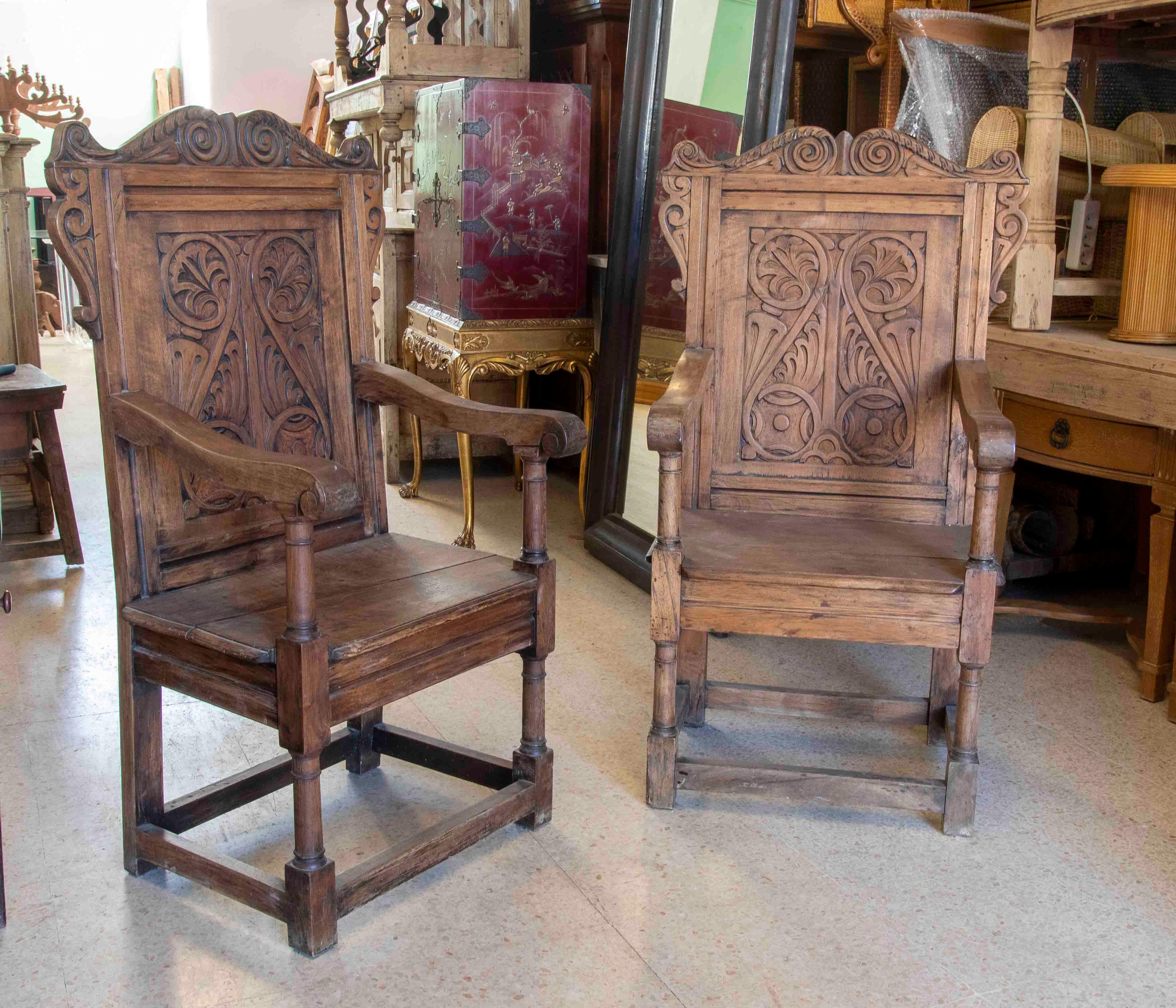 20th Century English Pair of Wooden Armchairs with Carved Vegetable Decoration For Sale