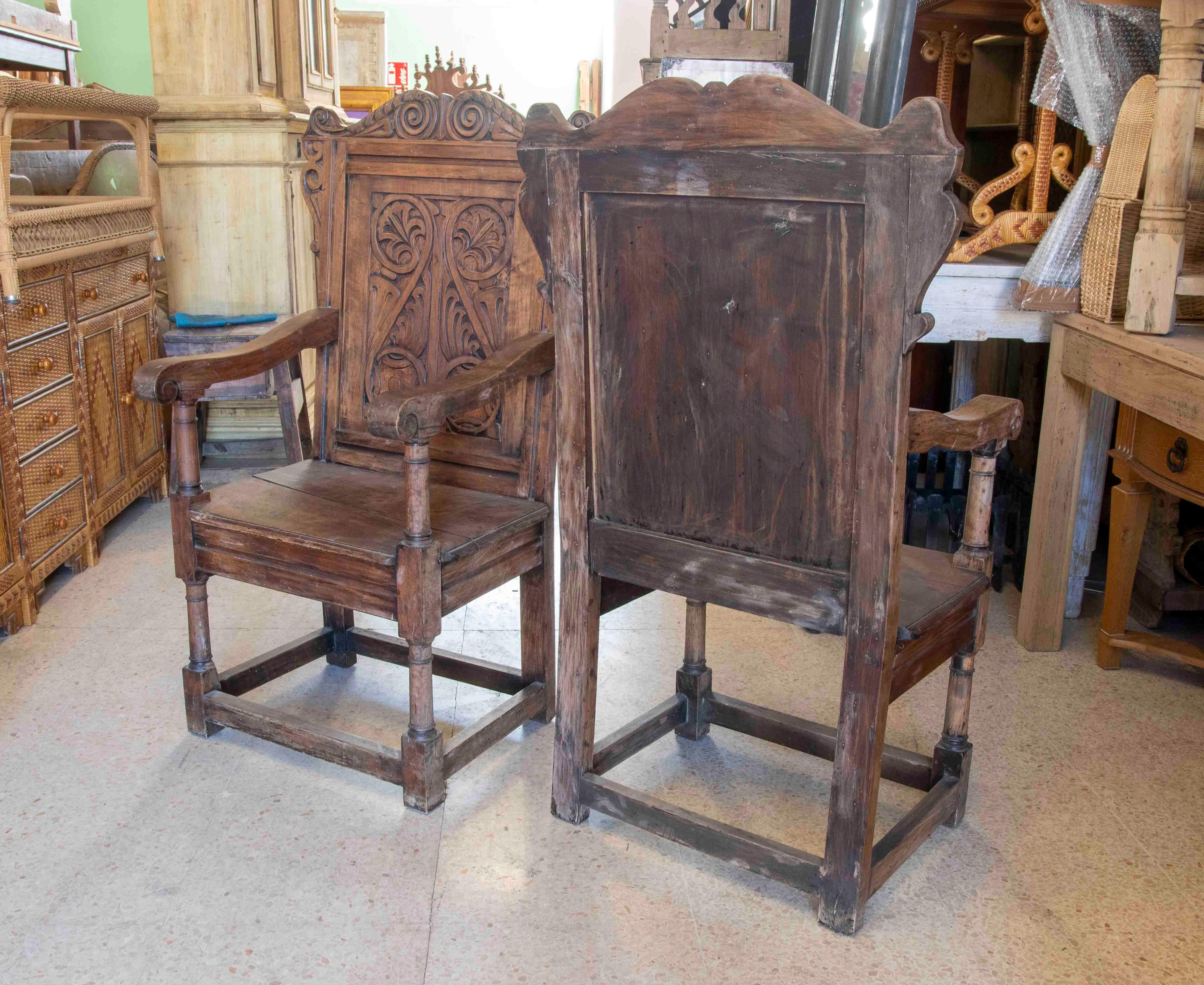 English Pair of Wooden Armchairs with Carved Vegetable Decoration For Sale 1