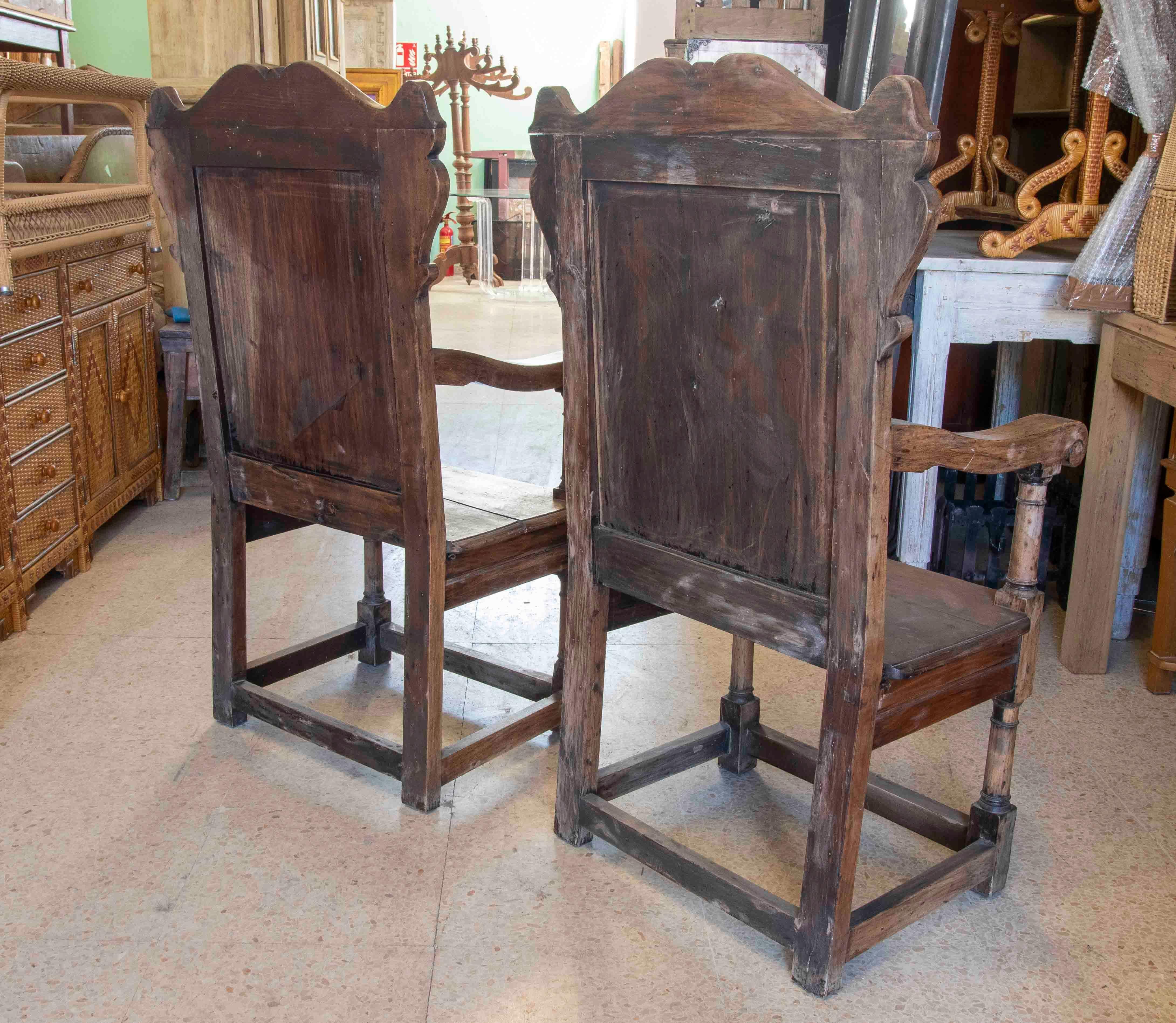 English Pair of Wooden Armchairs with Carved Vegetable Decoration For Sale 2