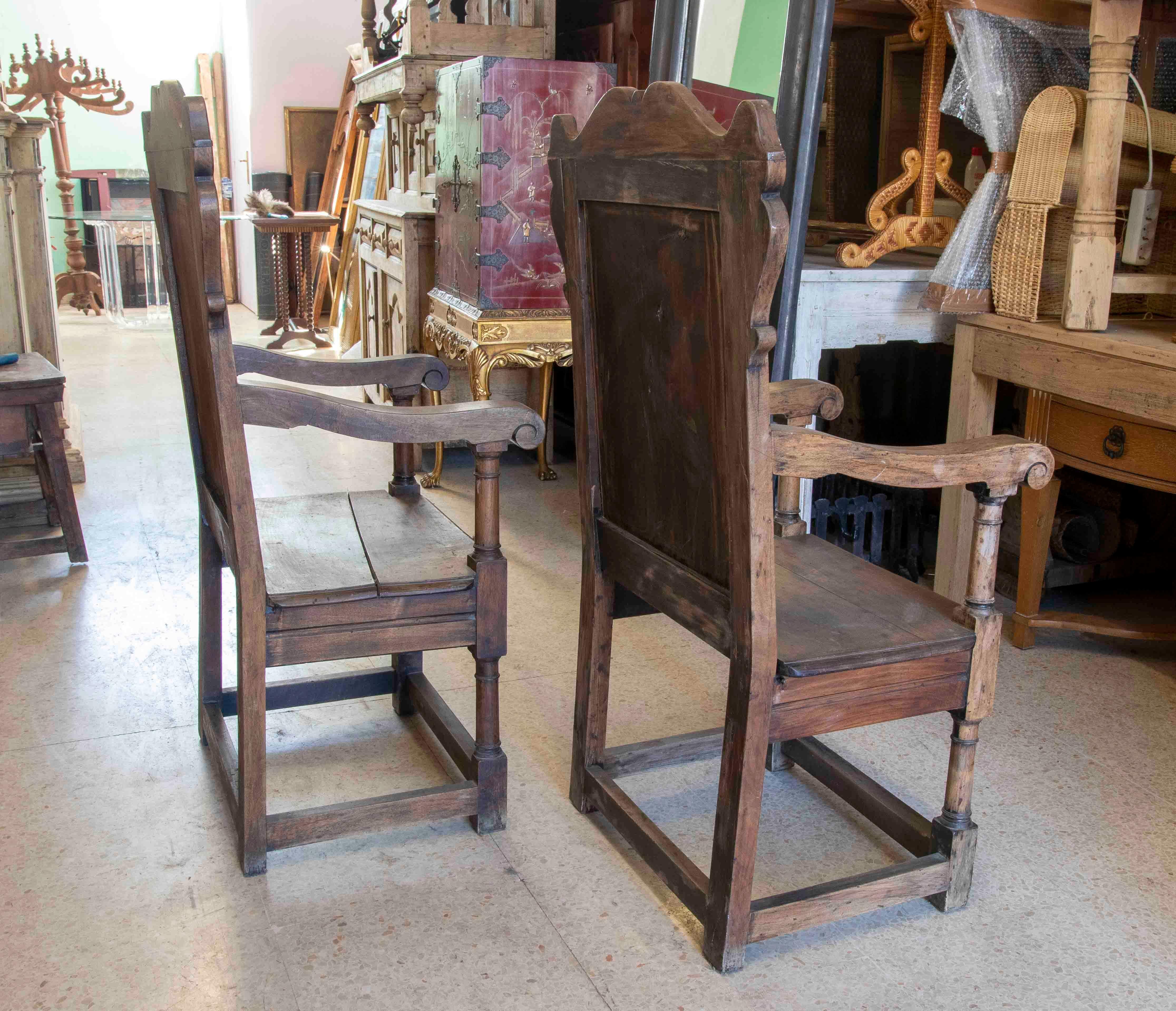 English Pair of Wooden Armchairs with Carved Vegetable Decoration For Sale 3