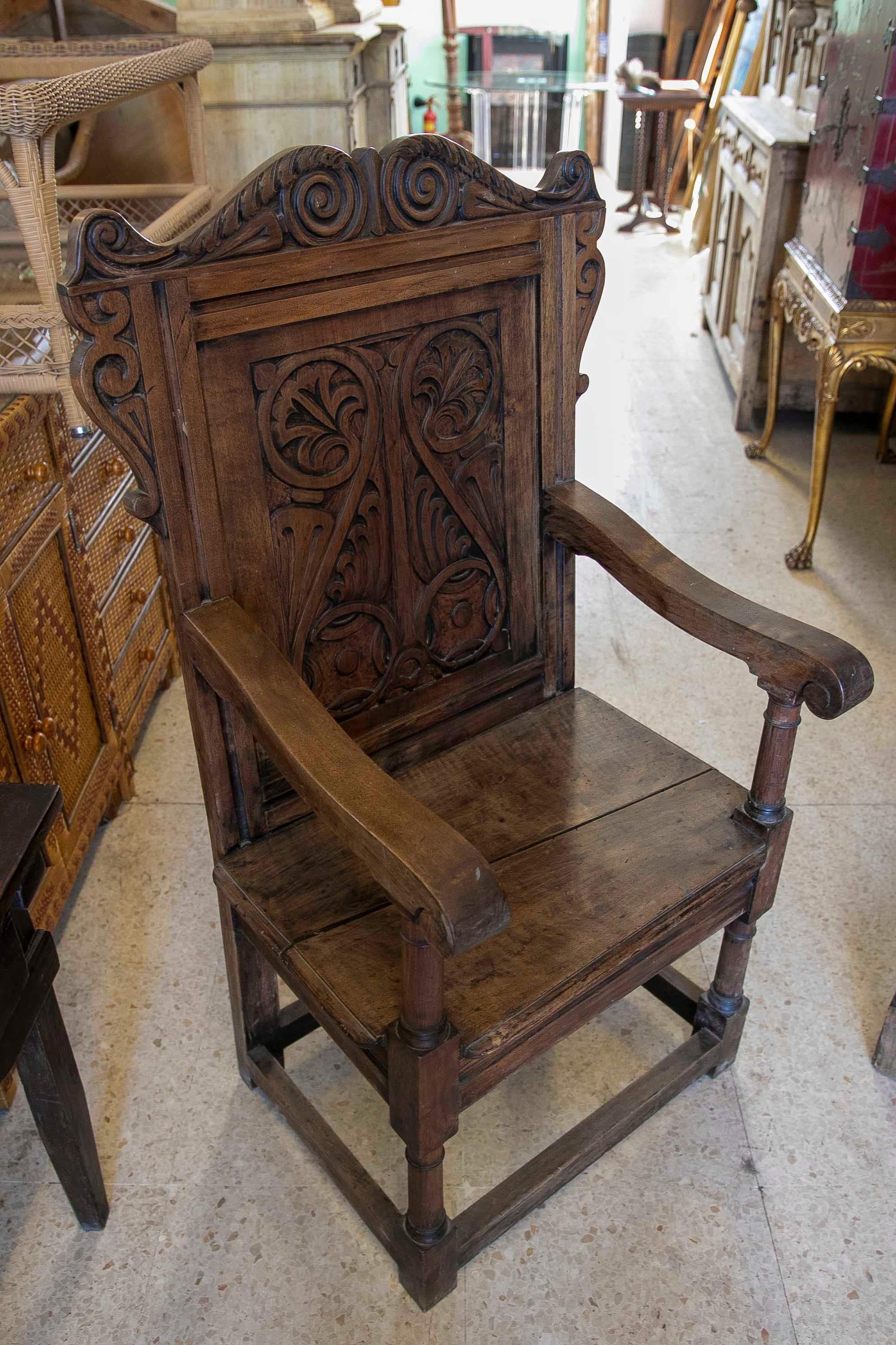 Paire de fauteuils anglais en bois avec décor végétal sculpté en vente 2