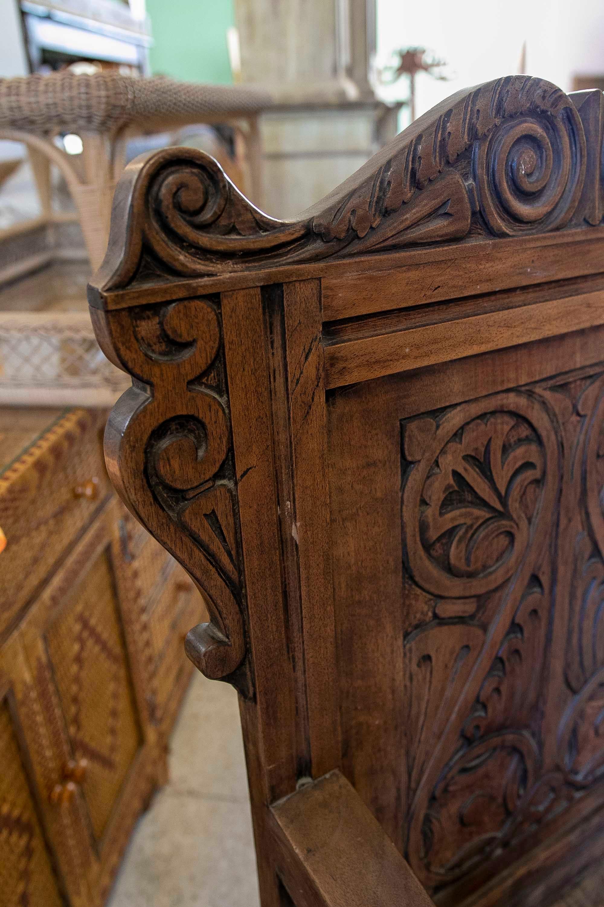 English Pair of Wooden Armchairs with Carved Vegetable Decoration For Sale 5