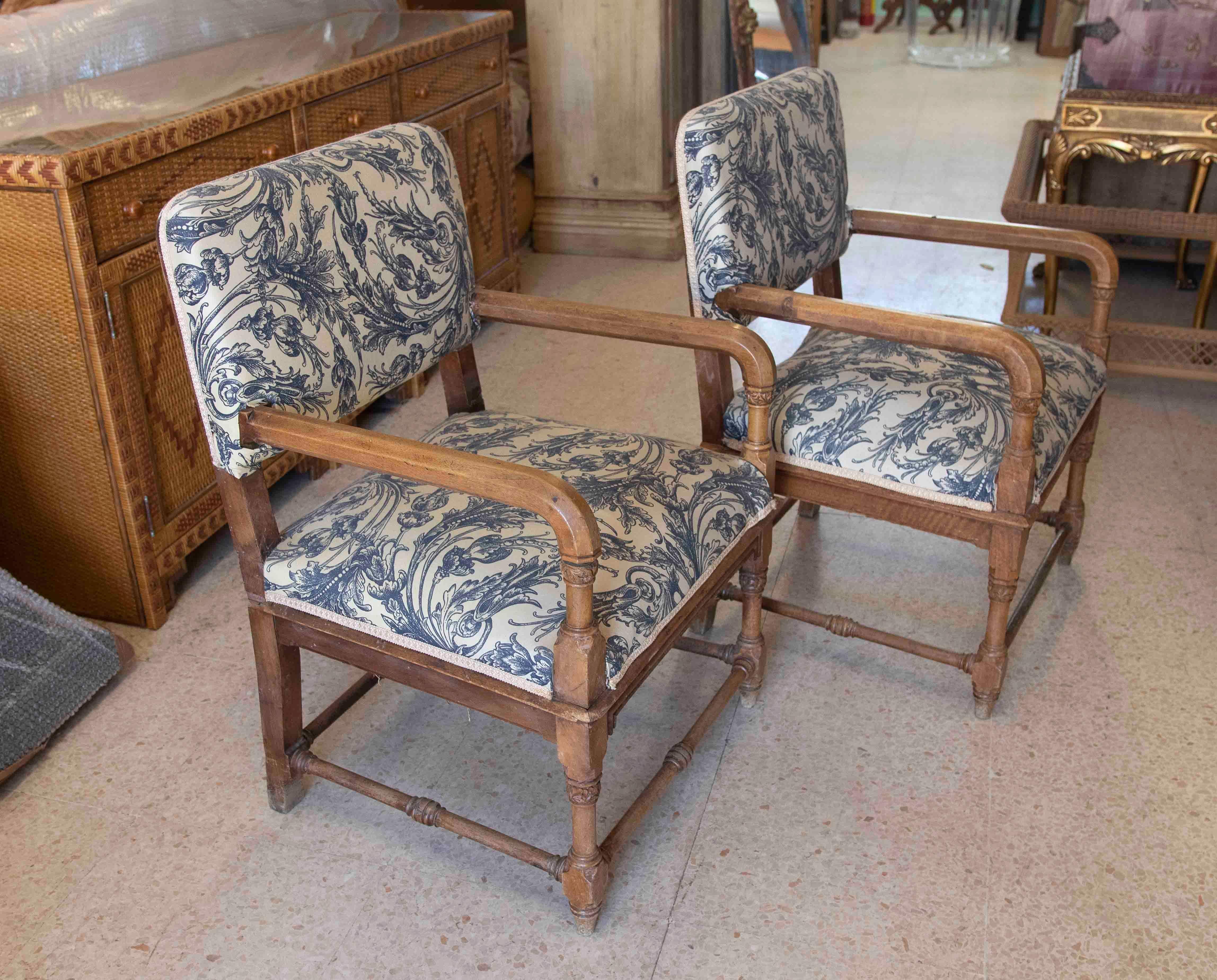 English Pair of Wooden Armchairs with Hand-Carved Decorations For Sale 15