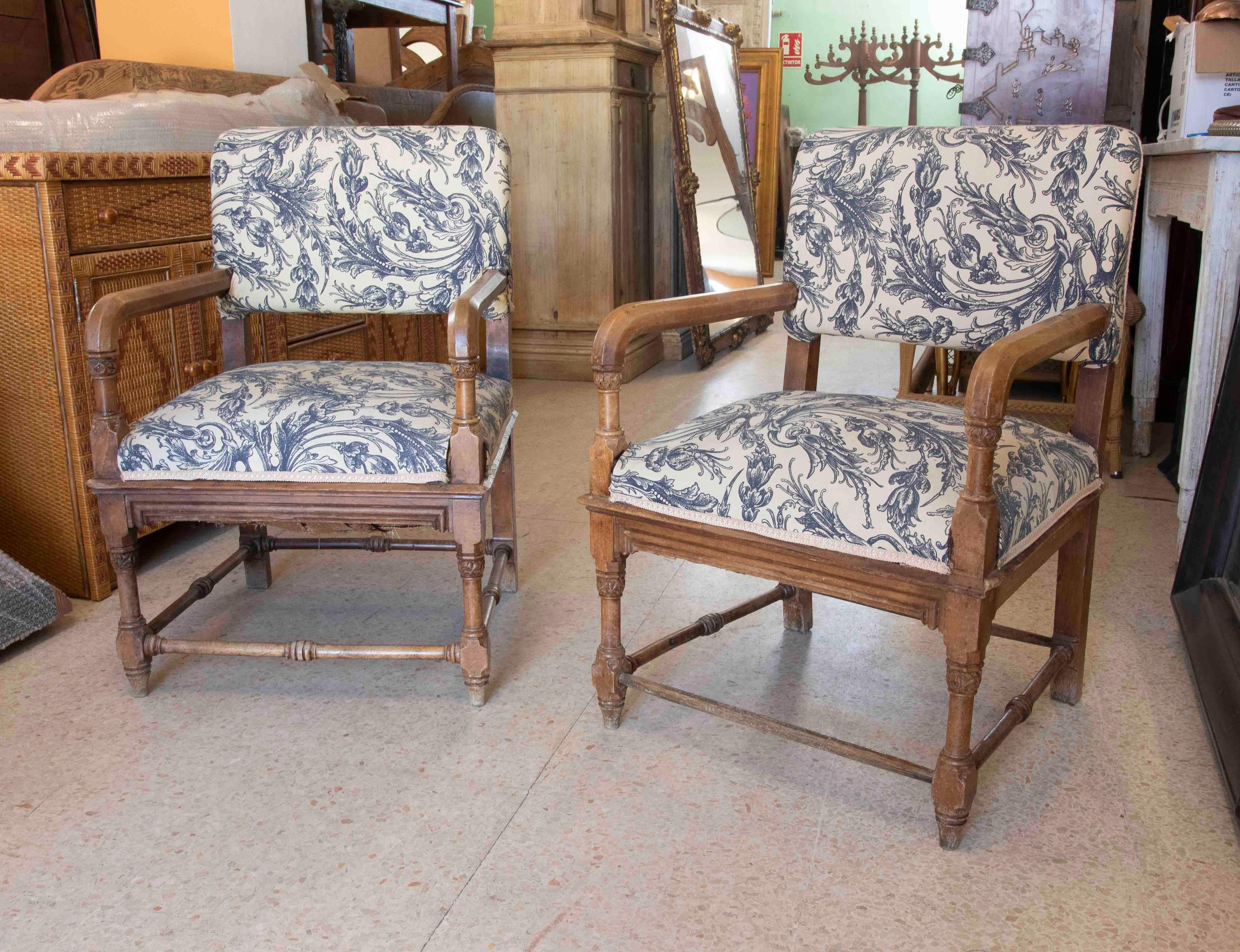 English Pair of Wooden Armchairs with Hand-Carved Decorations In Good Condition For Sale In Marbella, ES