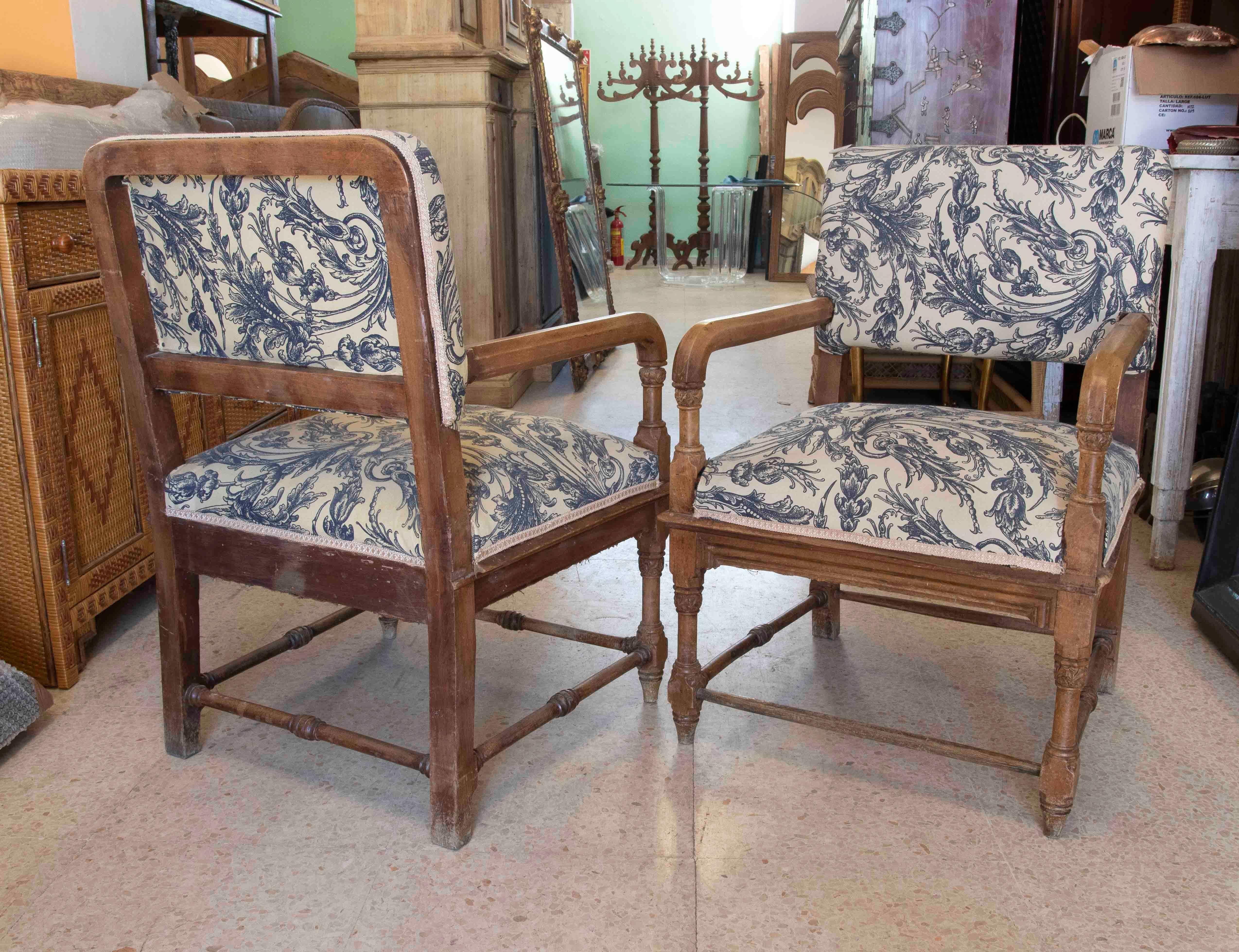 19th Century English Pair of Wooden Armchairs with Hand-Carved Decorations For Sale