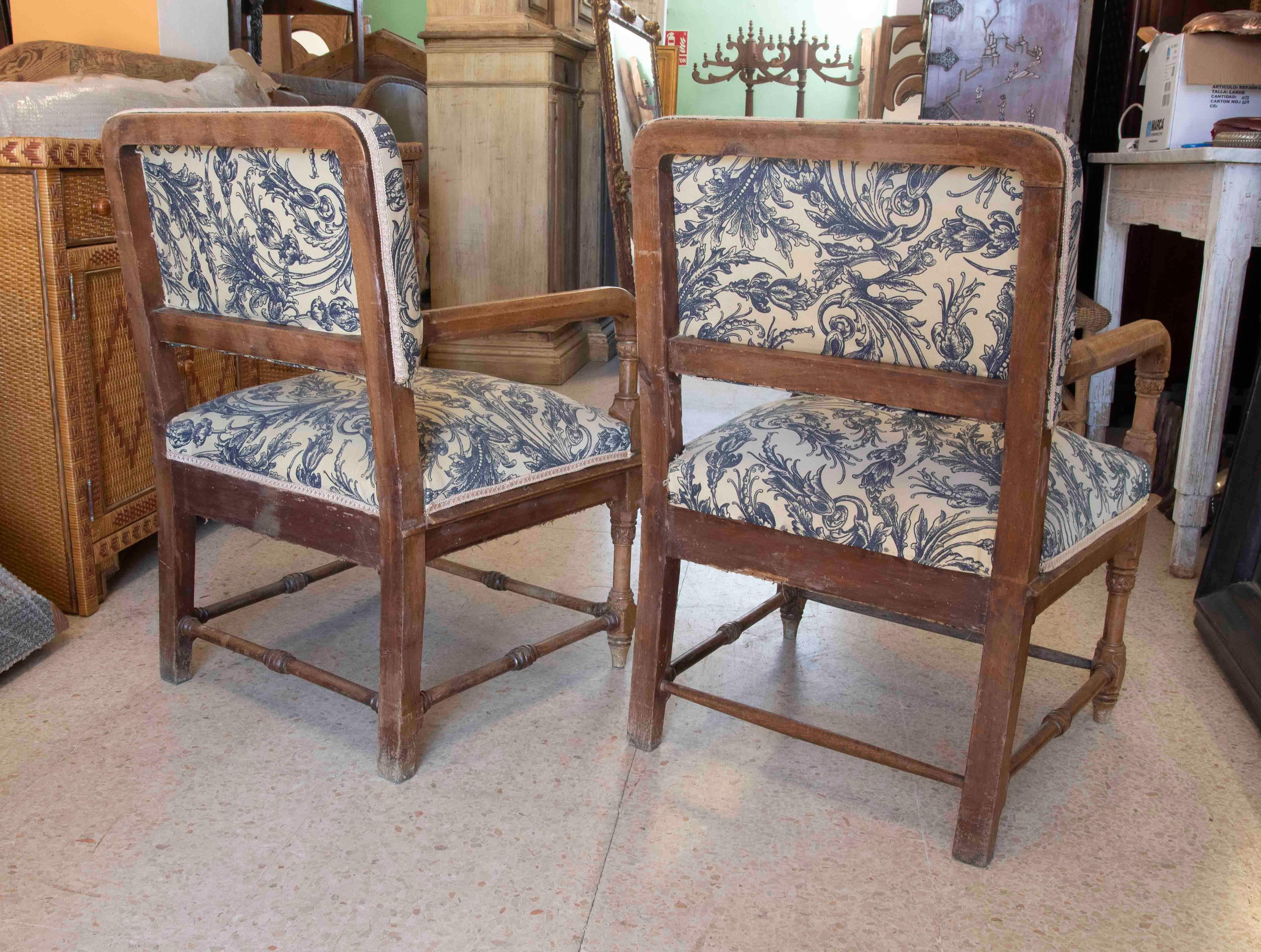 English Pair of Wooden Armchairs with Hand-Carved Decorations For Sale 1