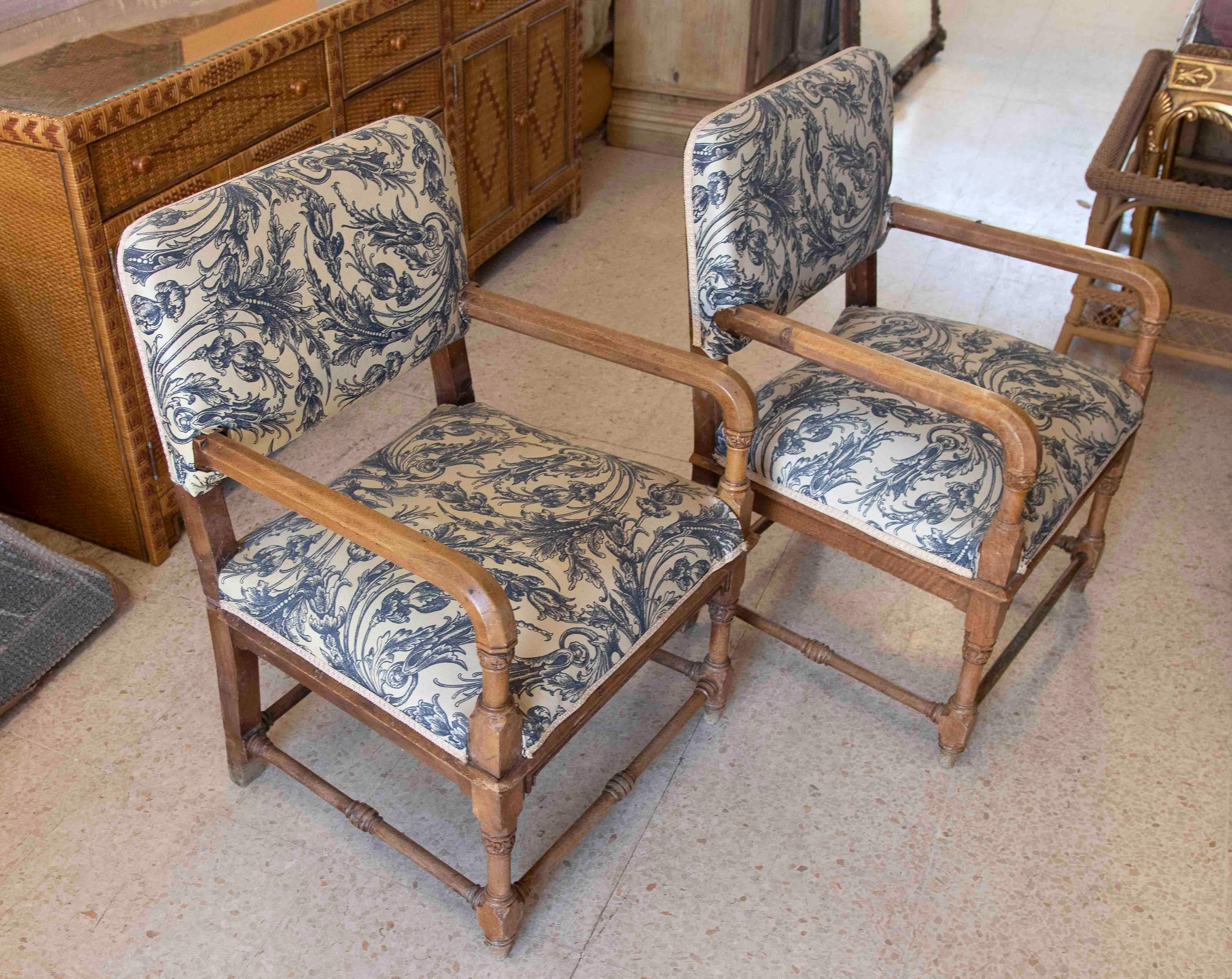 English Pair of Wooden Armchairs with Hand-Carved Decorations For Sale 2