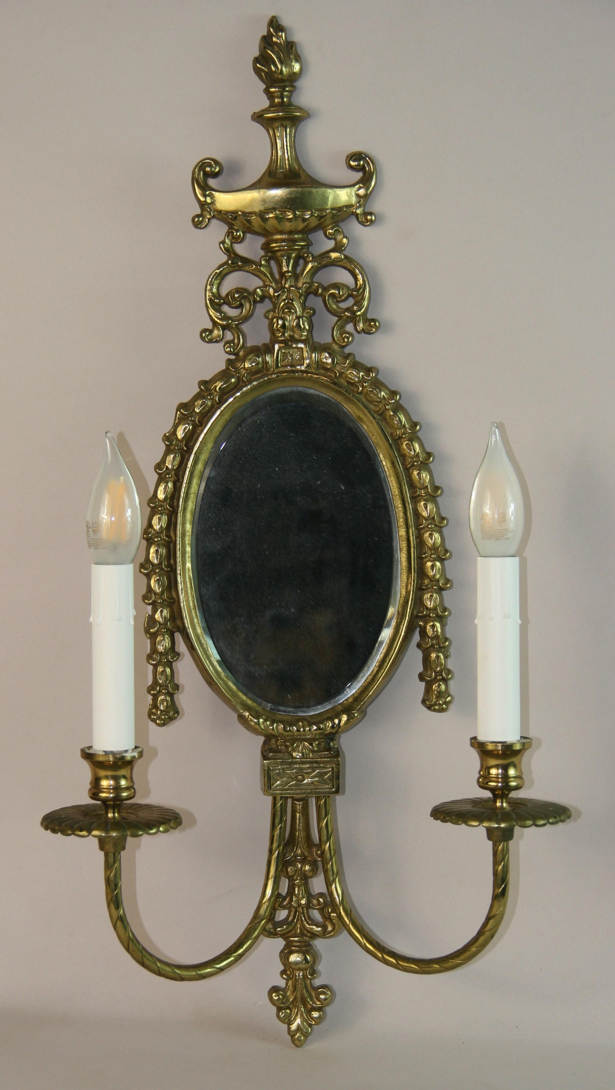 1680 Coppia di appliques inglesi in ottone massiccio con vetro smussato finemente dettagliato.
Ricablato 
Fornito con lampadine a LED a candelabro