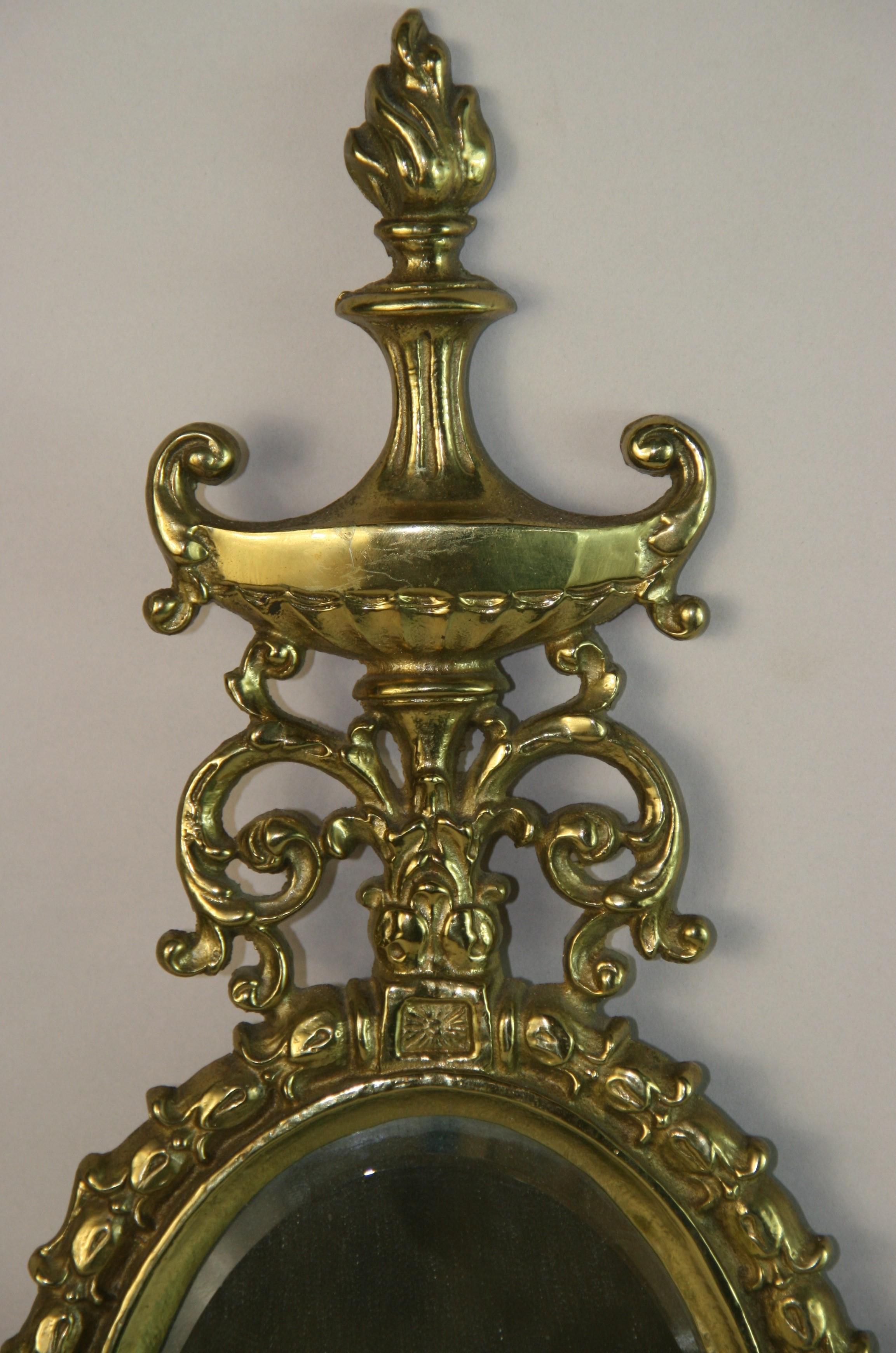 Coppia inglese vintage di lampade a due luci in ottone massiccio e vetro smussato In condizioni buone in vendita a Douglas Manor, NY