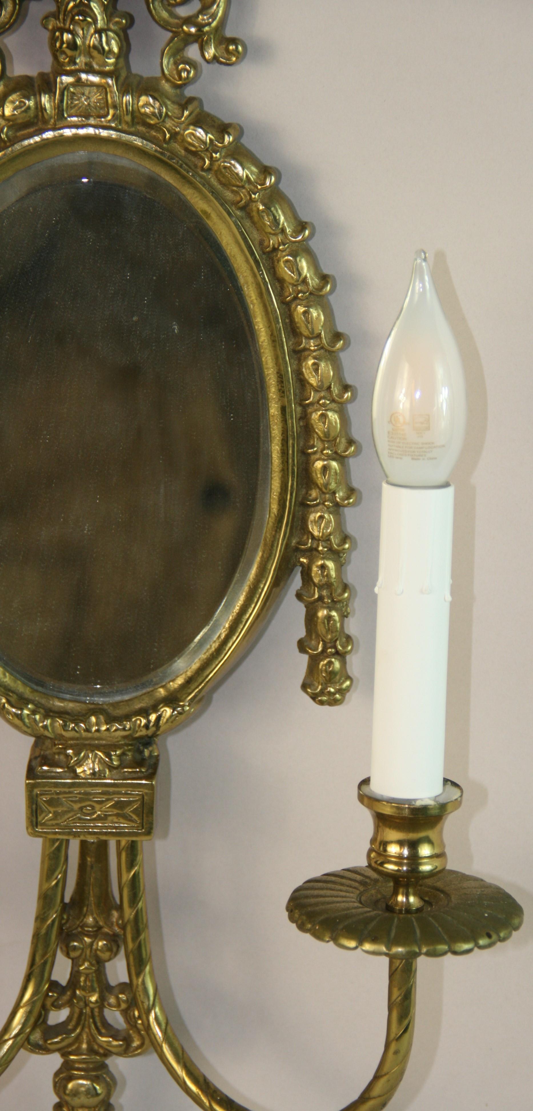 Metà XX secolo Coppia inglese vintage di lampade a due luci in ottone massiccio e vetro smussato in vendita