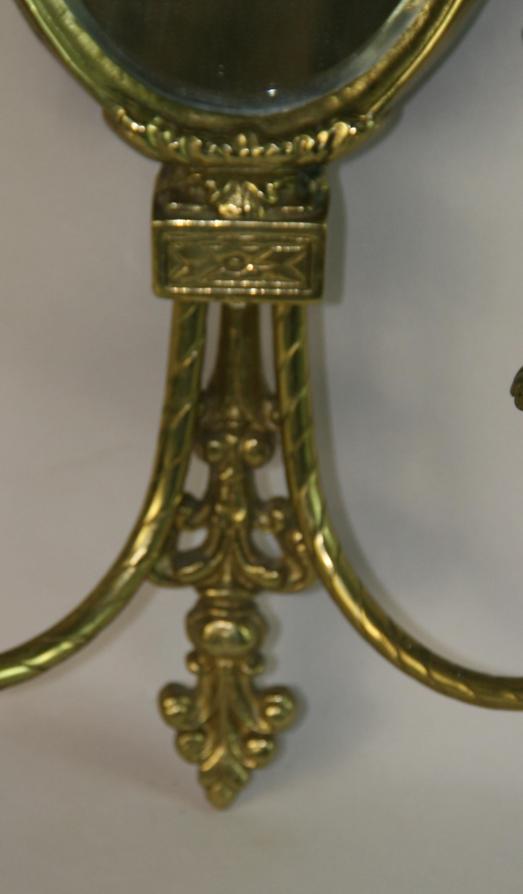 Ottone Coppia inglese vintage di lampade a due luci in ottone massiccio e vetro smussato in vendita