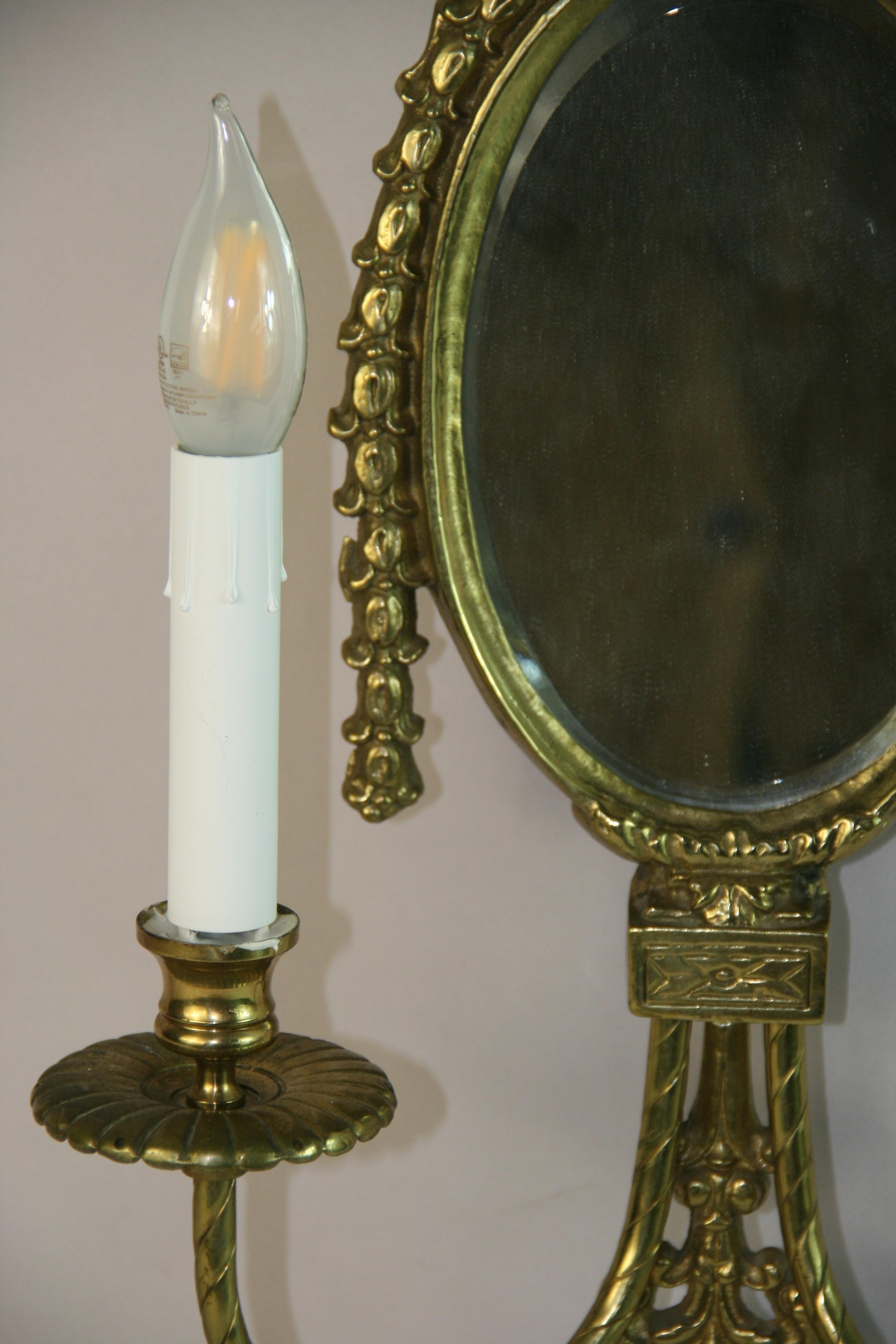 Coppia inglese vintage di lampade a due luci in ottone massiccio e vetro smussato in vendita 1