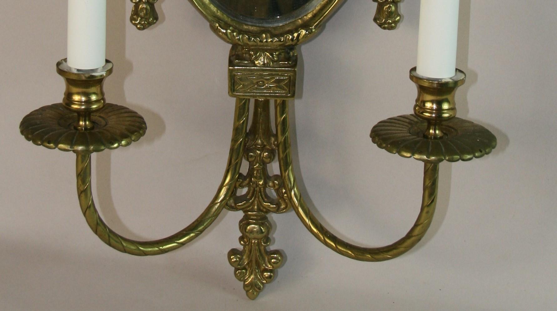 Coppia inglese vintage di lampade a due luci in ottone massiccio e vetro smussato in vendita 2