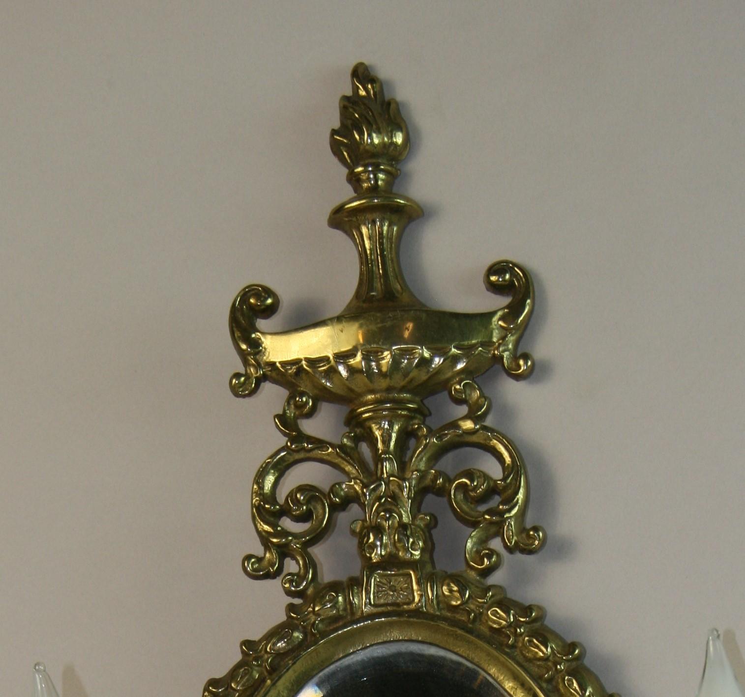 Coppia inglese vintage di lampade a due luci in ottone massiccio e vetro smussato in vendita 4