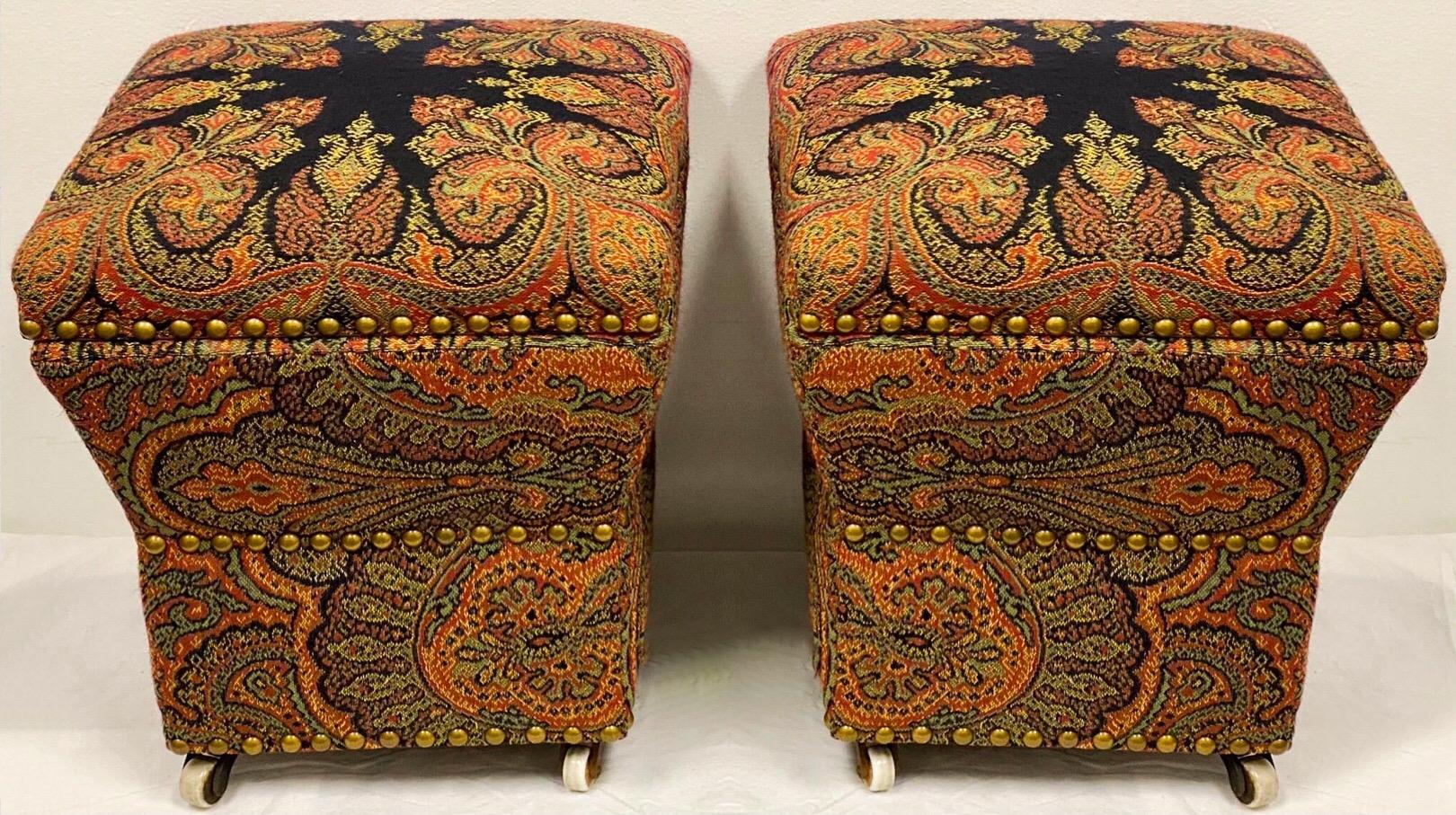 Mouvement esthétique Paire d'ottomans de rangement anglais tapissés à motif cachemire en vente